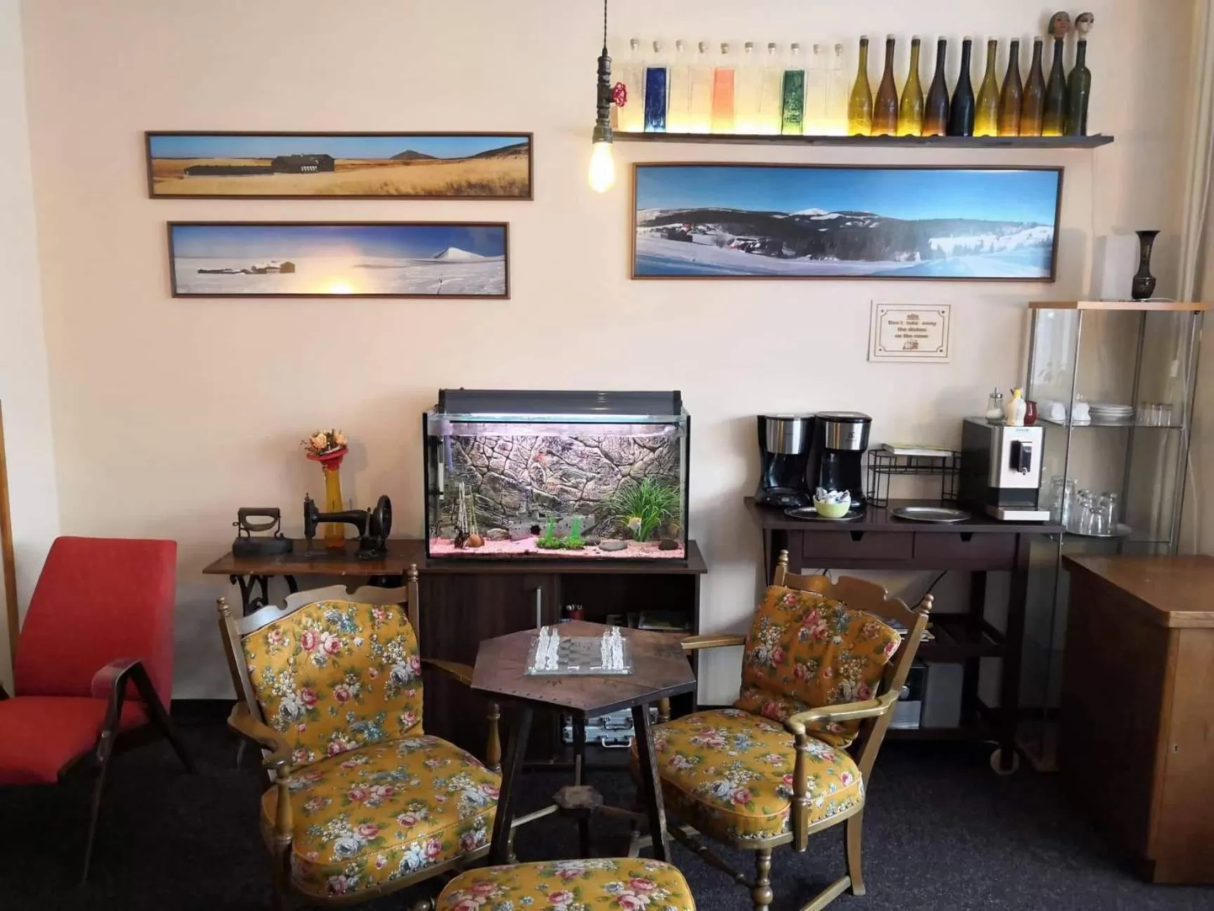 Communal lounge/ TV room in Hotel Alfa