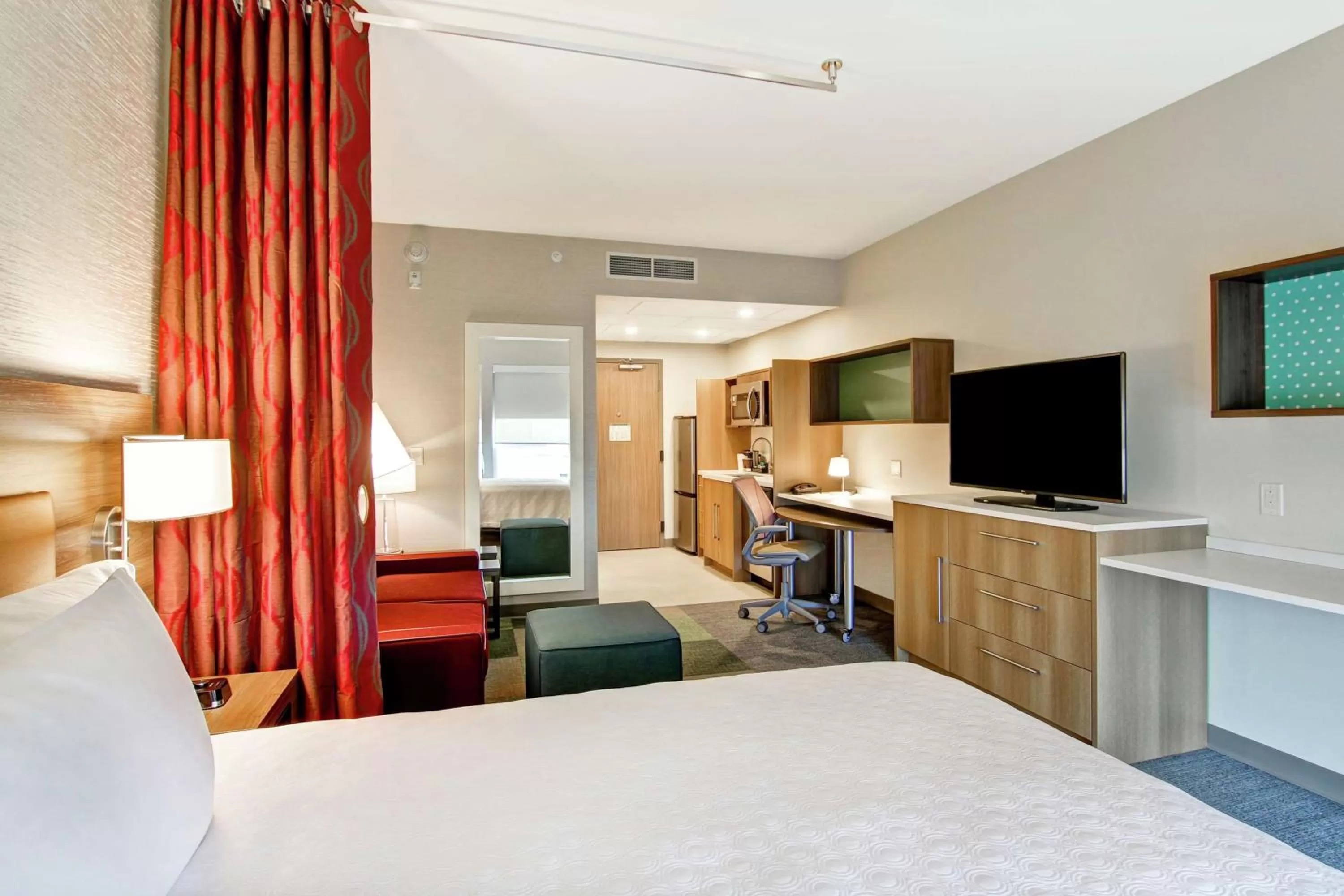 Bedroom, Bed in Home2 Suites By Hilton Montreal Dorval