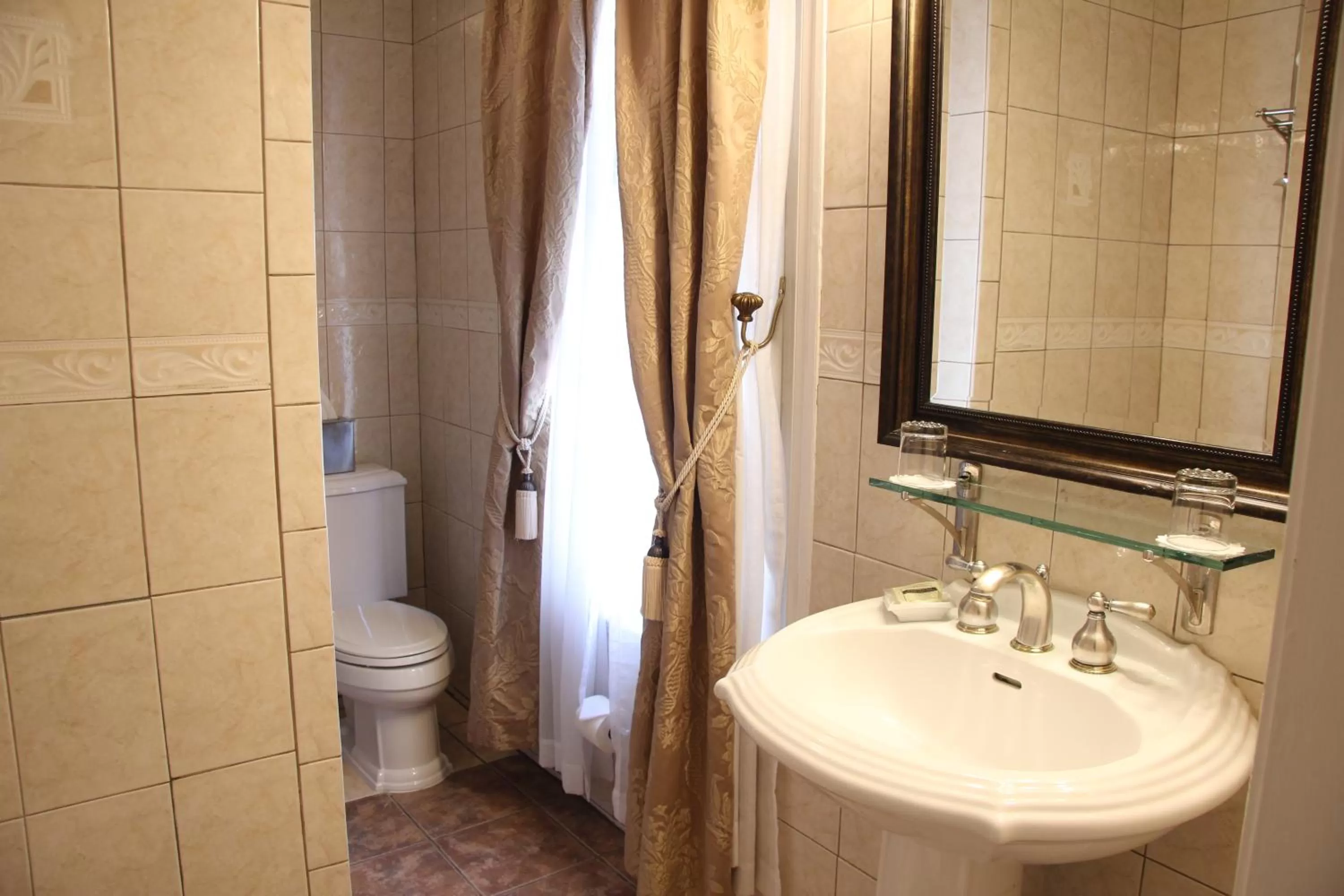 Bathroom in Morris House Hotel