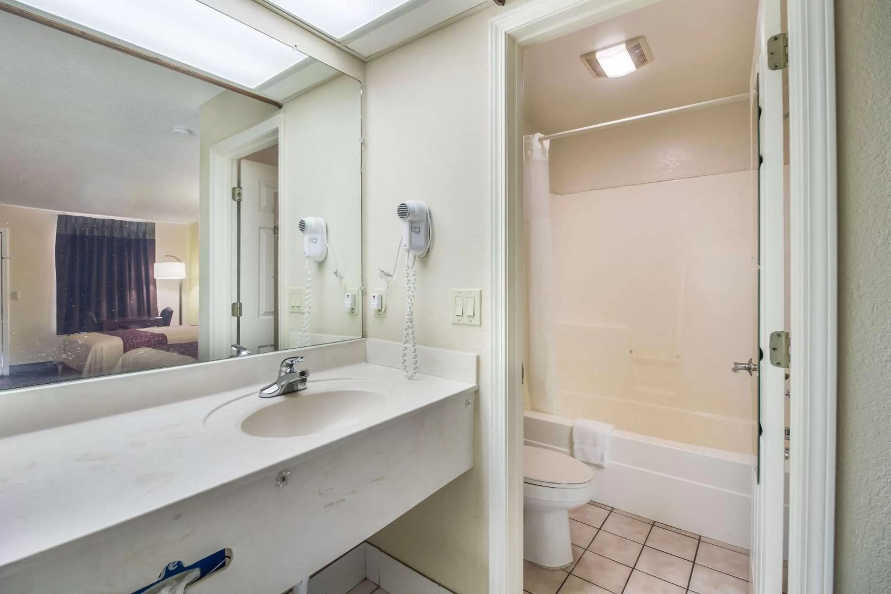 Bathroom in Rodeway Inn Bolivar