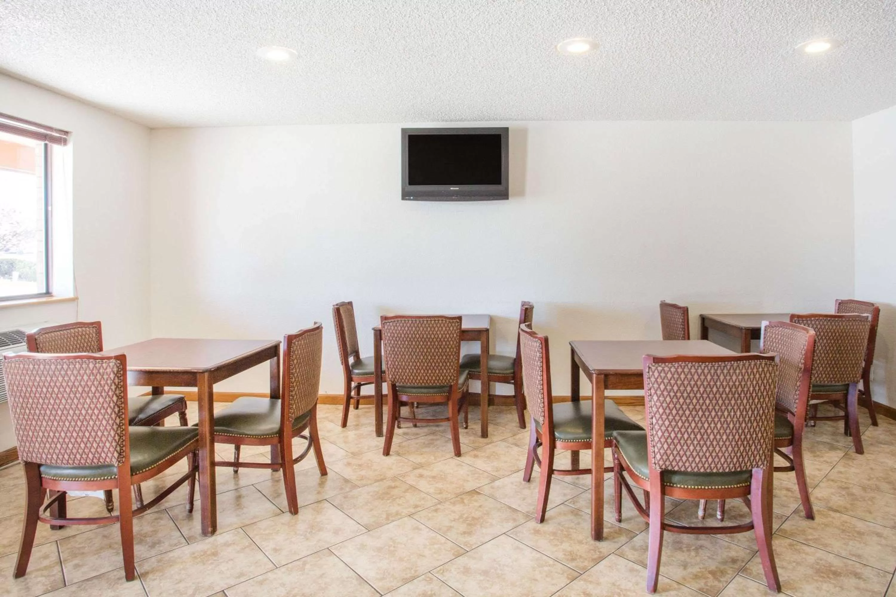 Restaurant/places to eat in Super 8 by Wyndham Kingman