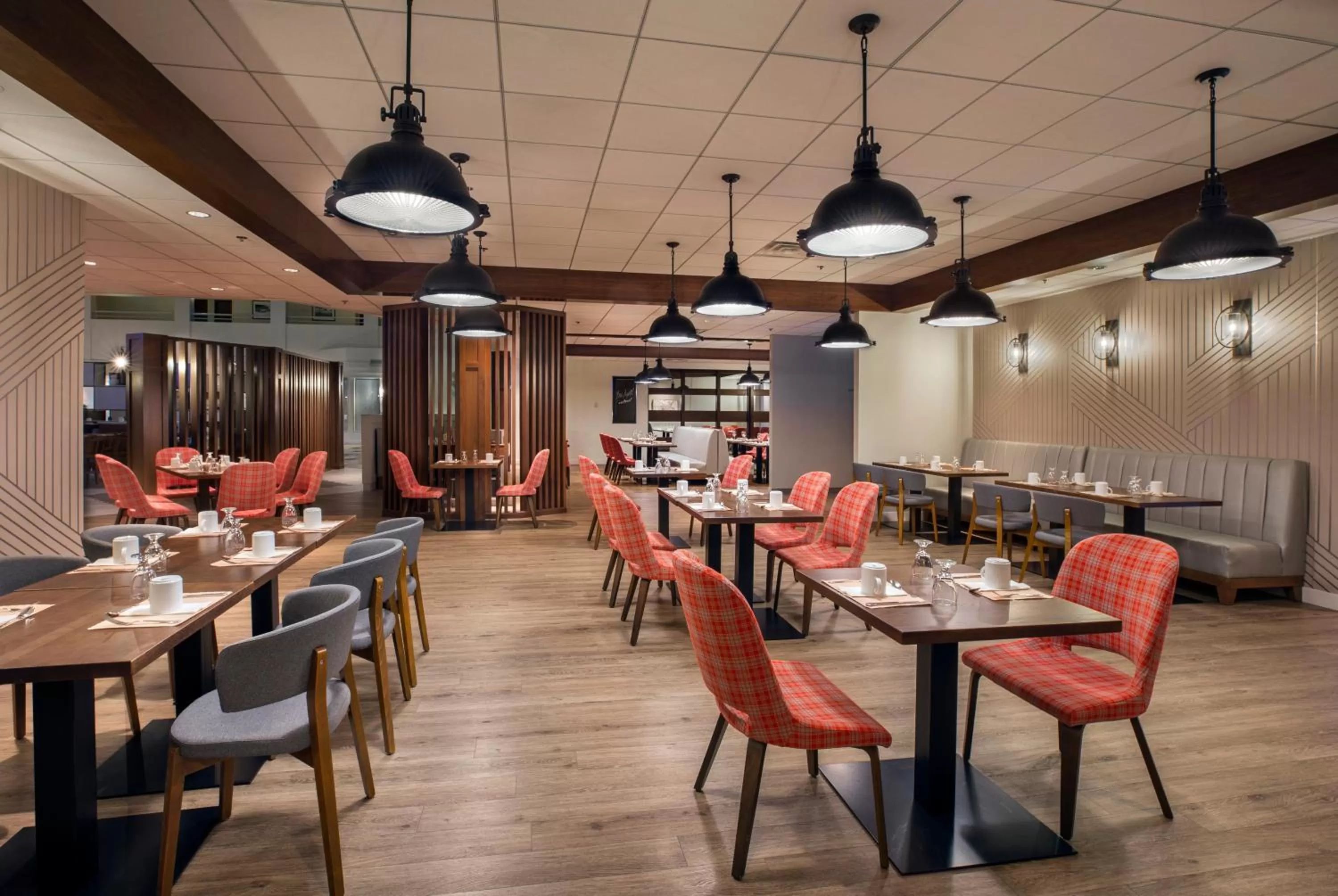 Restaurant/places to eat in Holiday Inn Montreal Longueuil by IHG