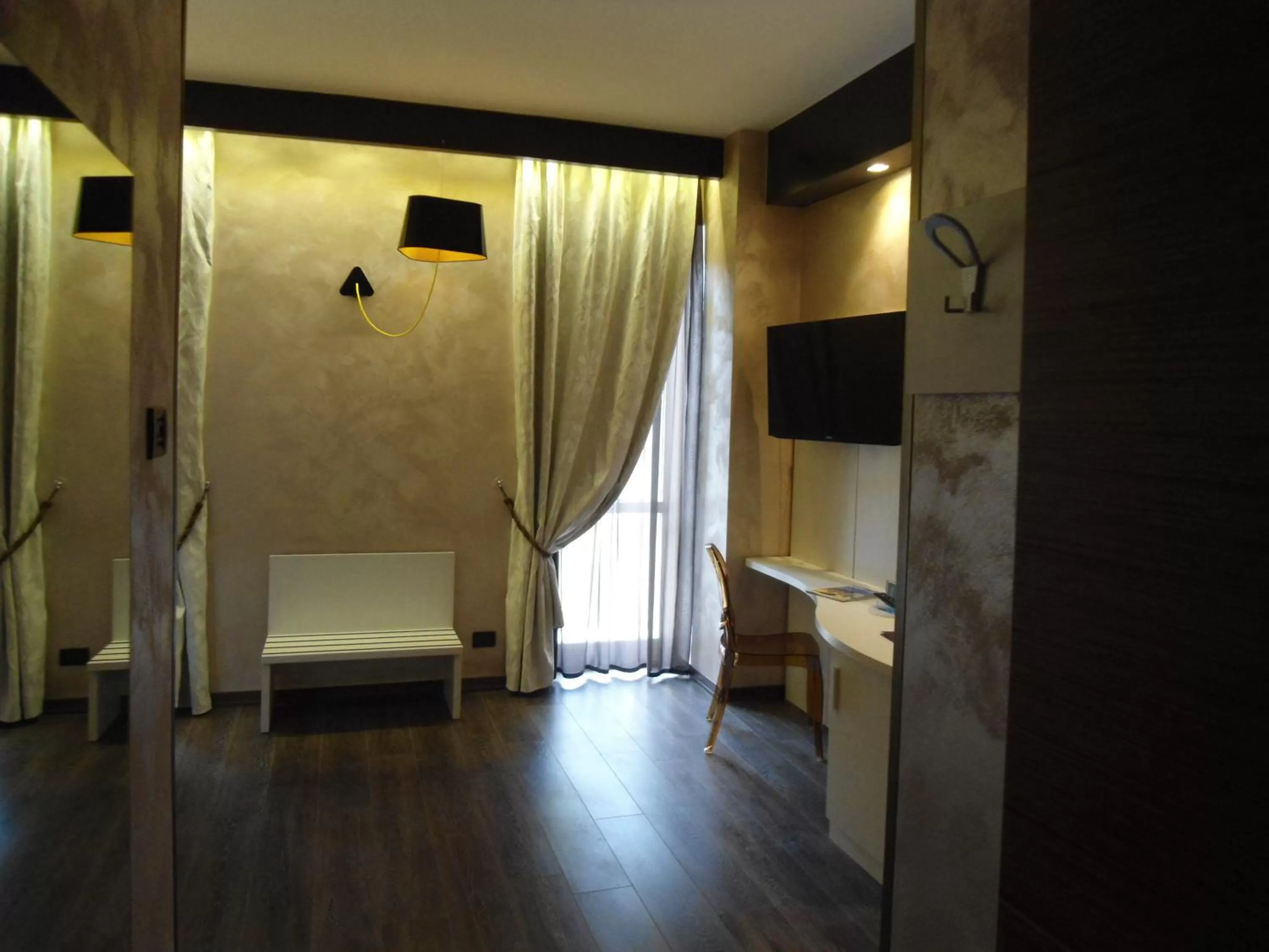 Day, Bed in Hotel Continental