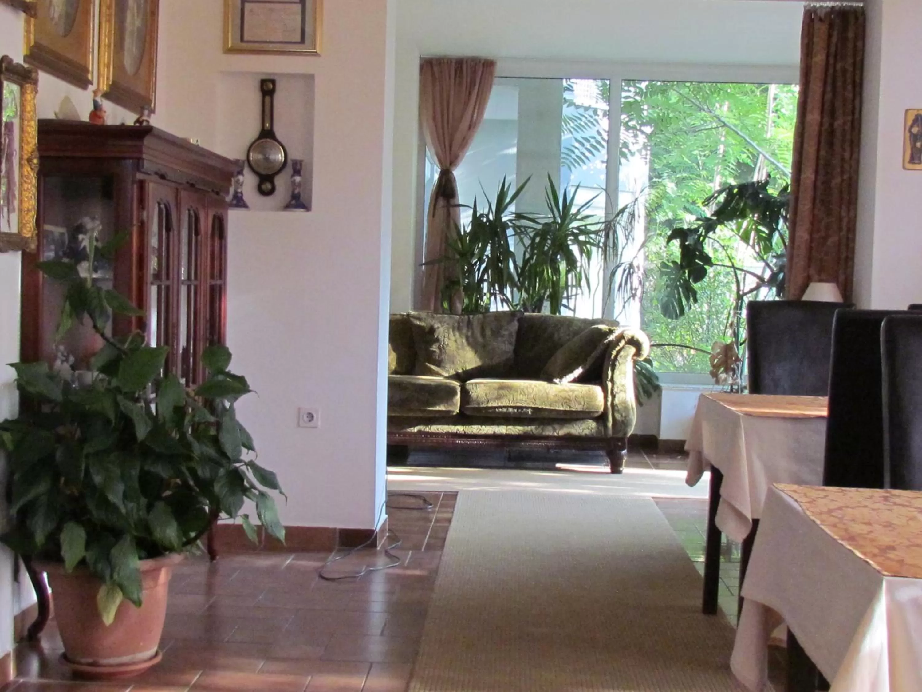 Restaurant/places to eat, Seating Area in Pansion Vila Vanda