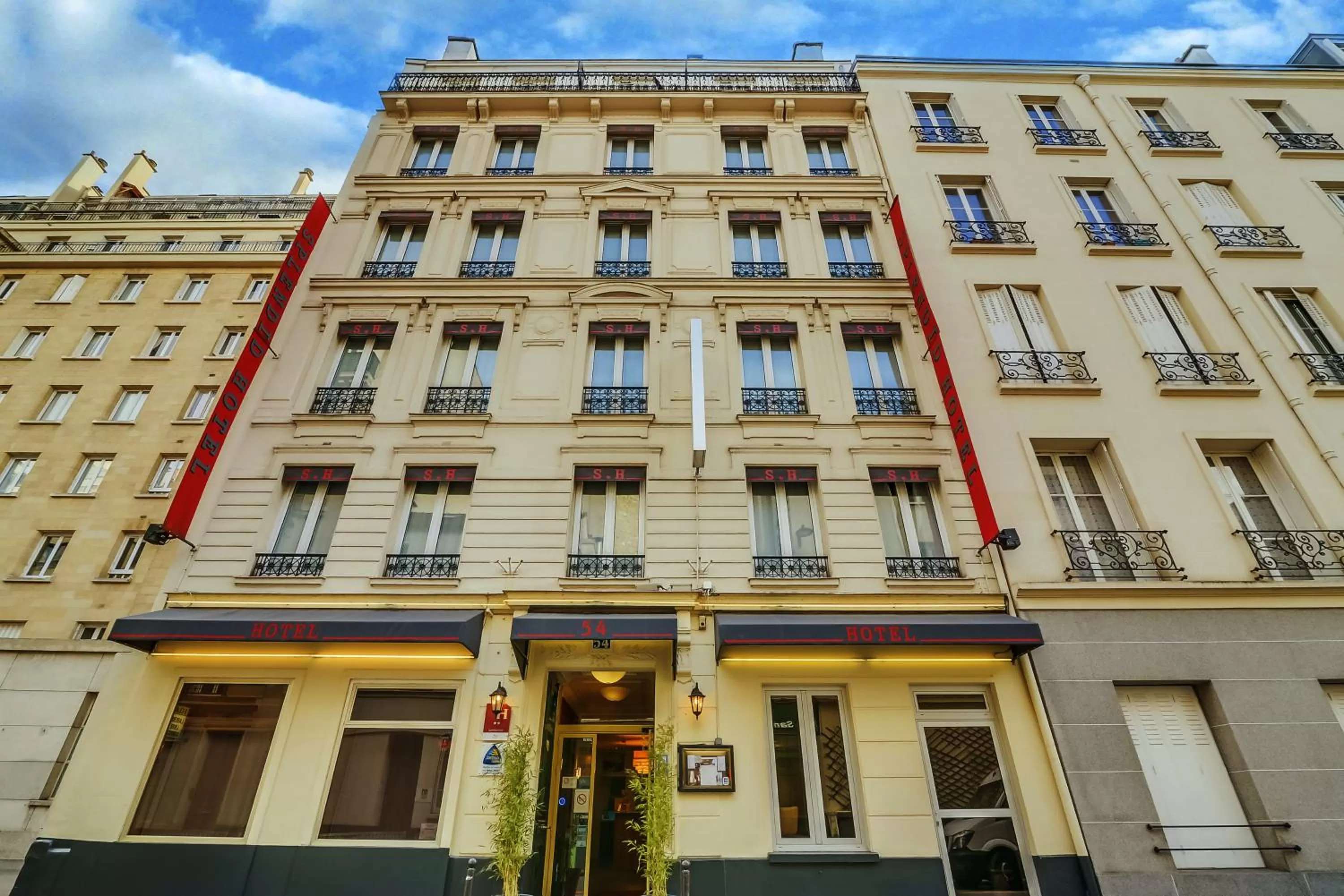 Facade/entrance in Splendid Hôtel