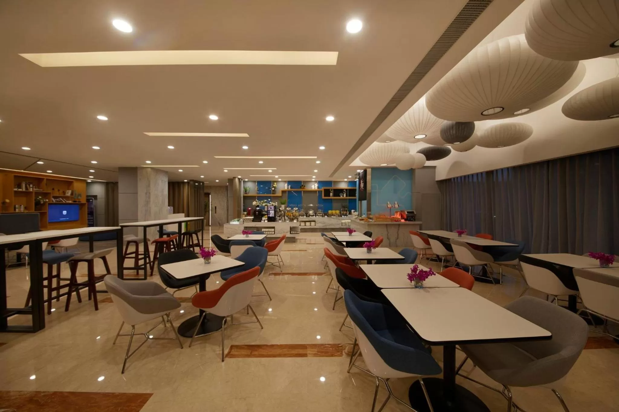 Restaurant/places to eat in Holiday Inn Express Zhengzhou Zhengdong by IHG