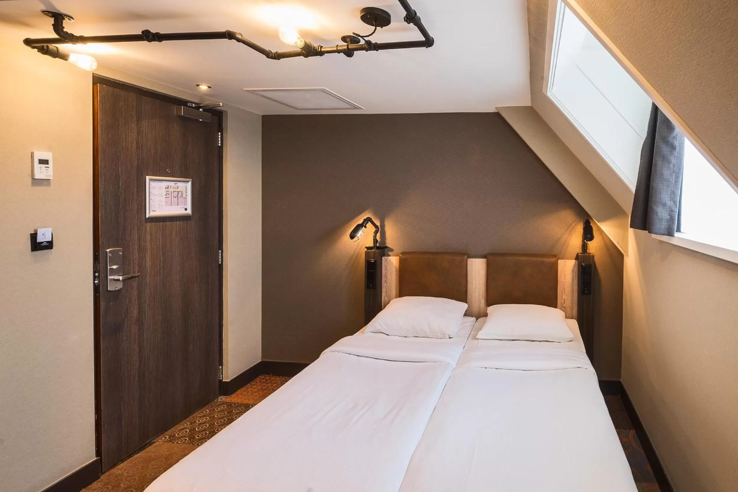 Photo of the whole room, Bed in The Alfred Hotel