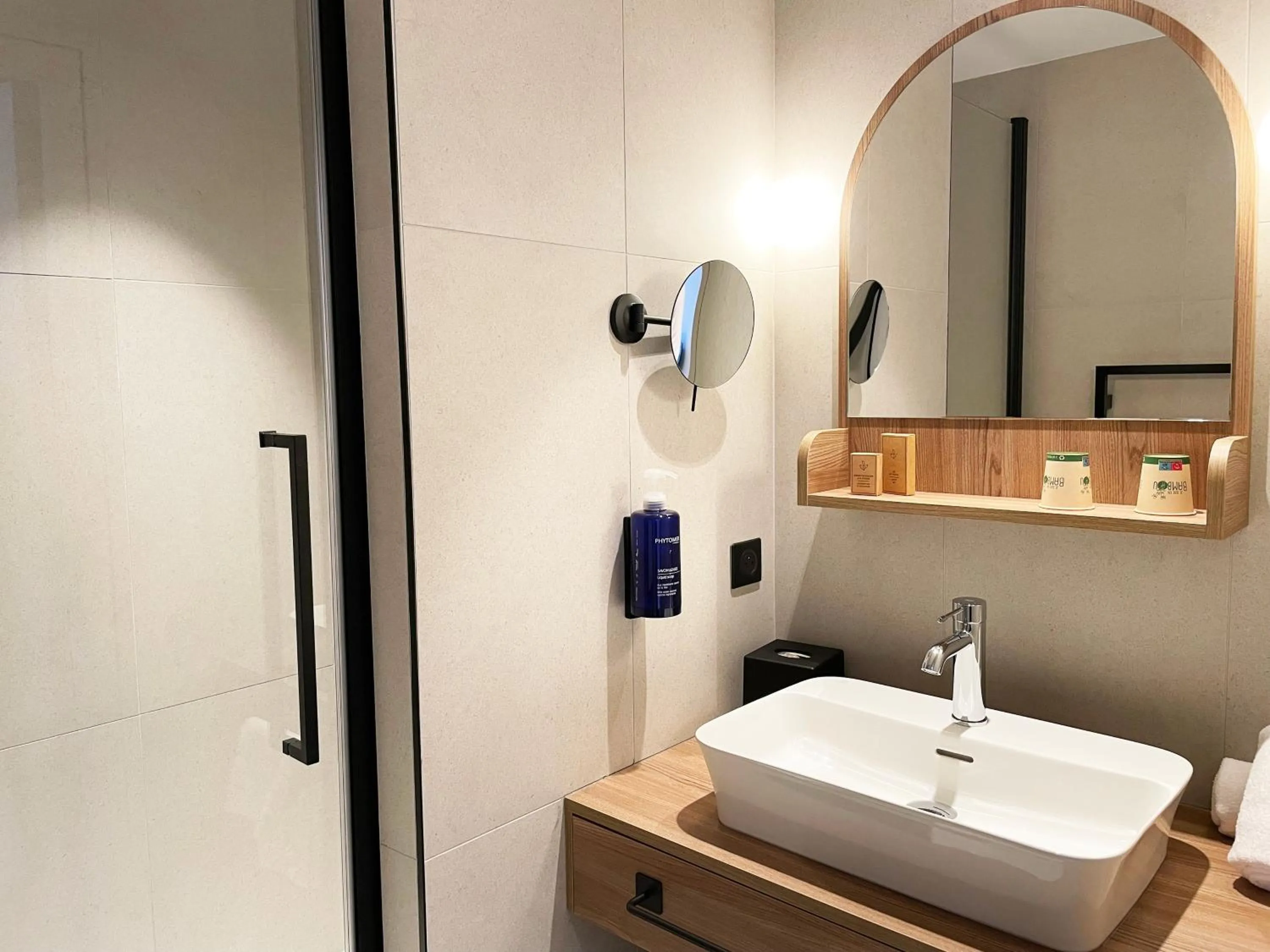 Shower in Emeria Dinard Thalasso Spa