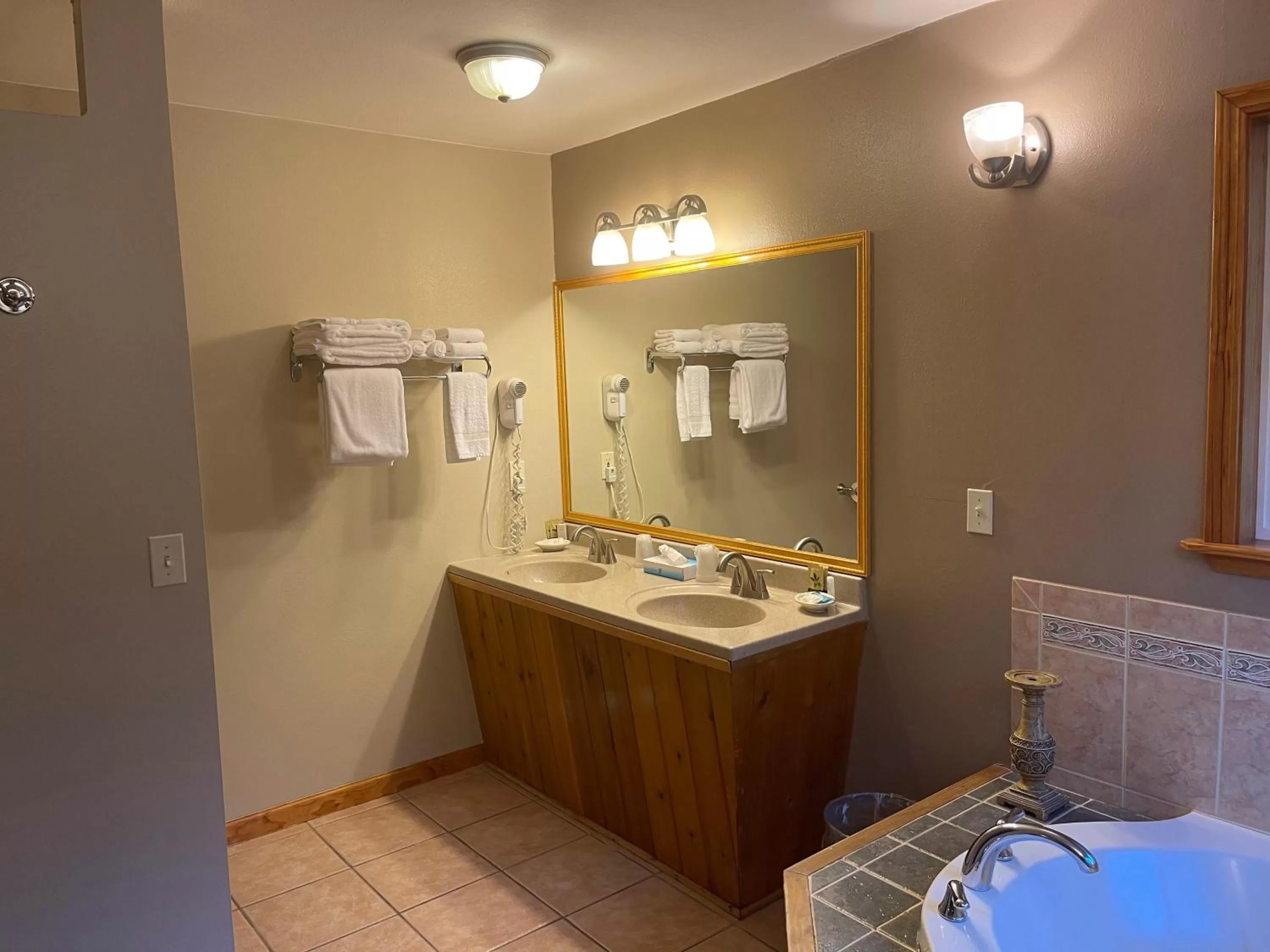 Bathroom in Pikes Peak Inn