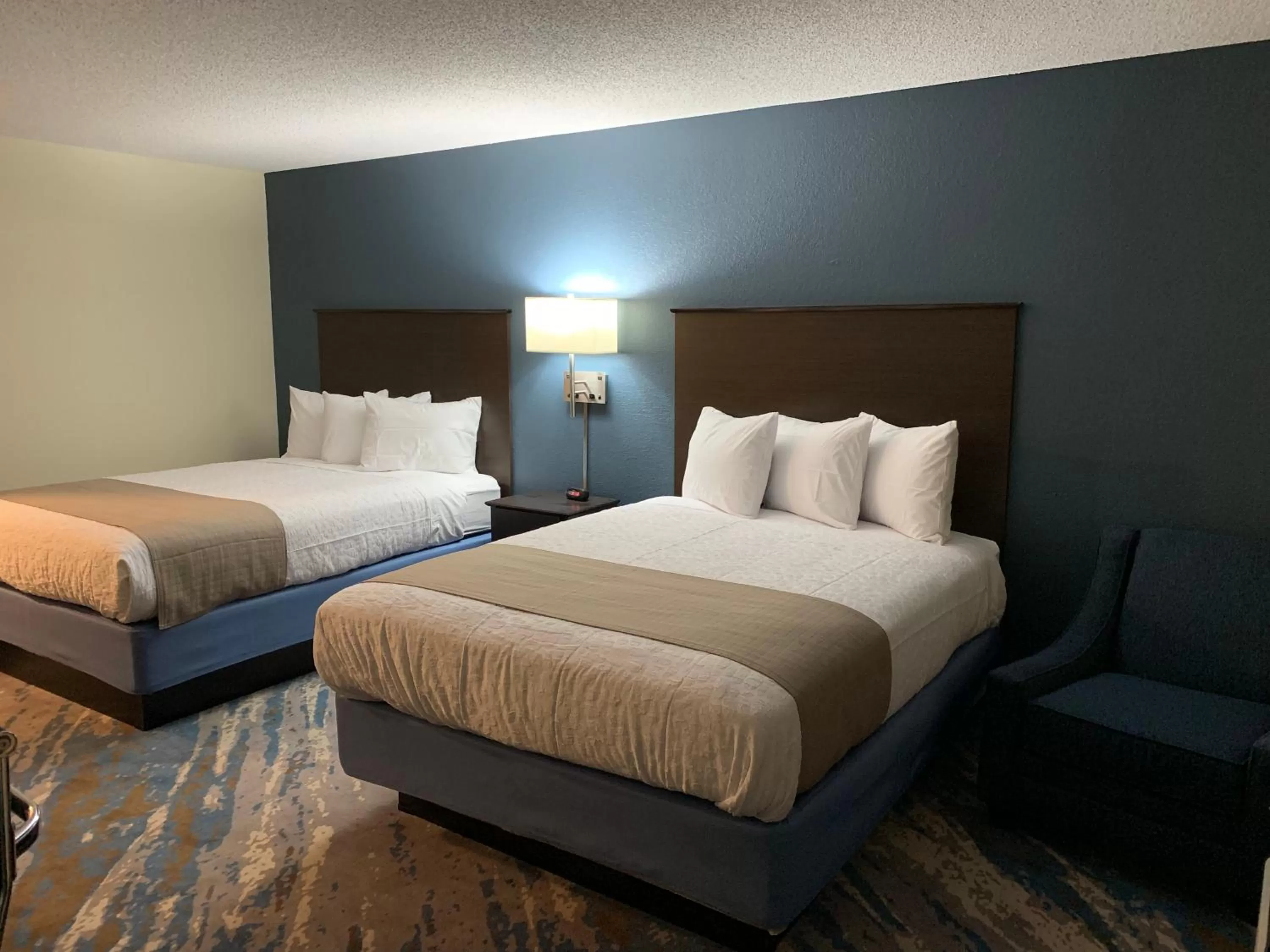 Bedroom, Bed in AmericInn by Wyndham Prairie du Chien