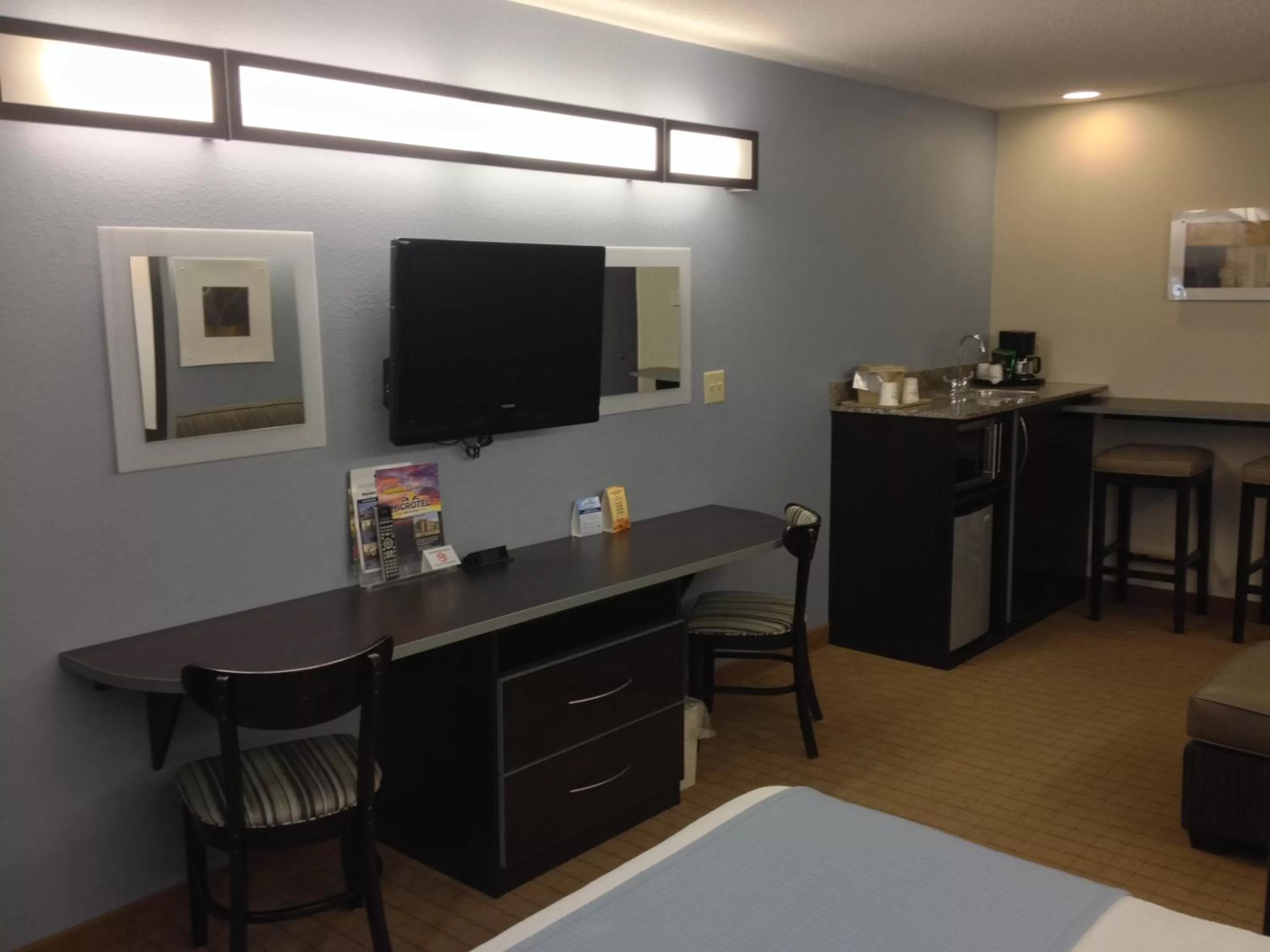 TV and multimedia in Microtel Inn & Suites Bath