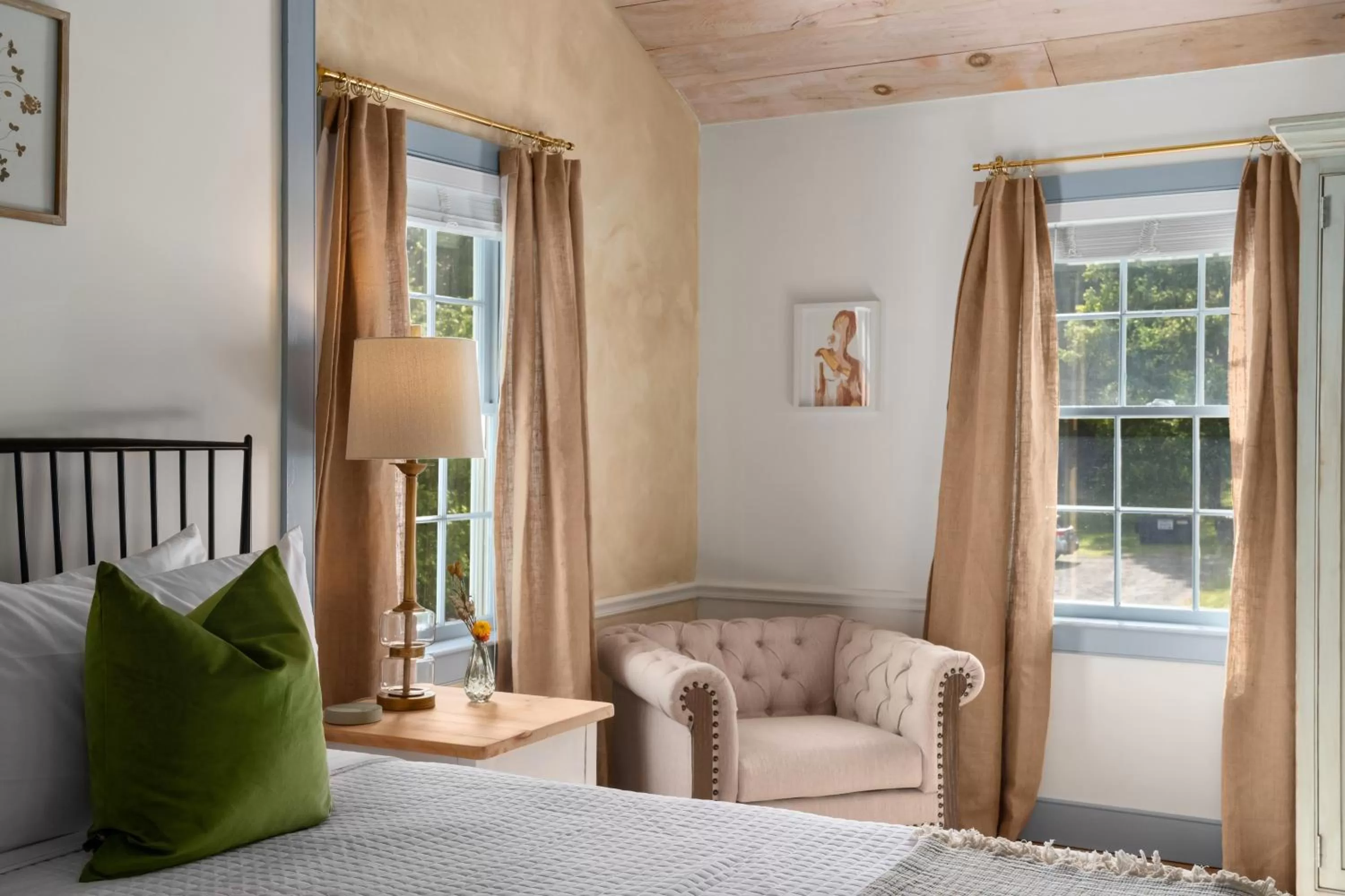 Seating area, Bed in Inn at Silver Maple Farm