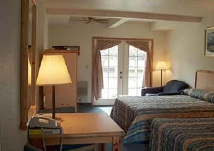 Day, Bed in Edgewater Inn Shady Cove