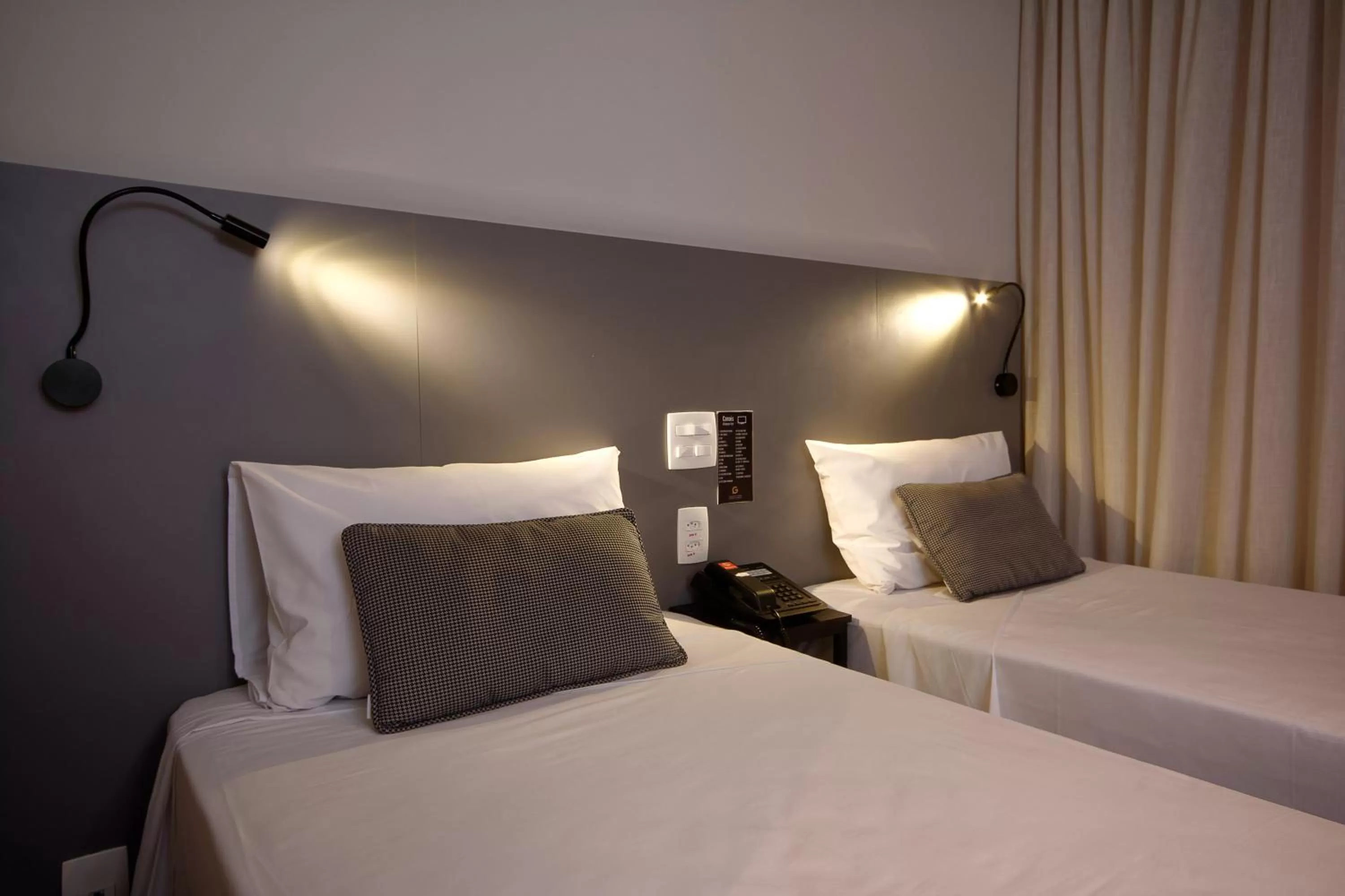 Bed in Golden Tower Express Berrini by Fênix Hotéis