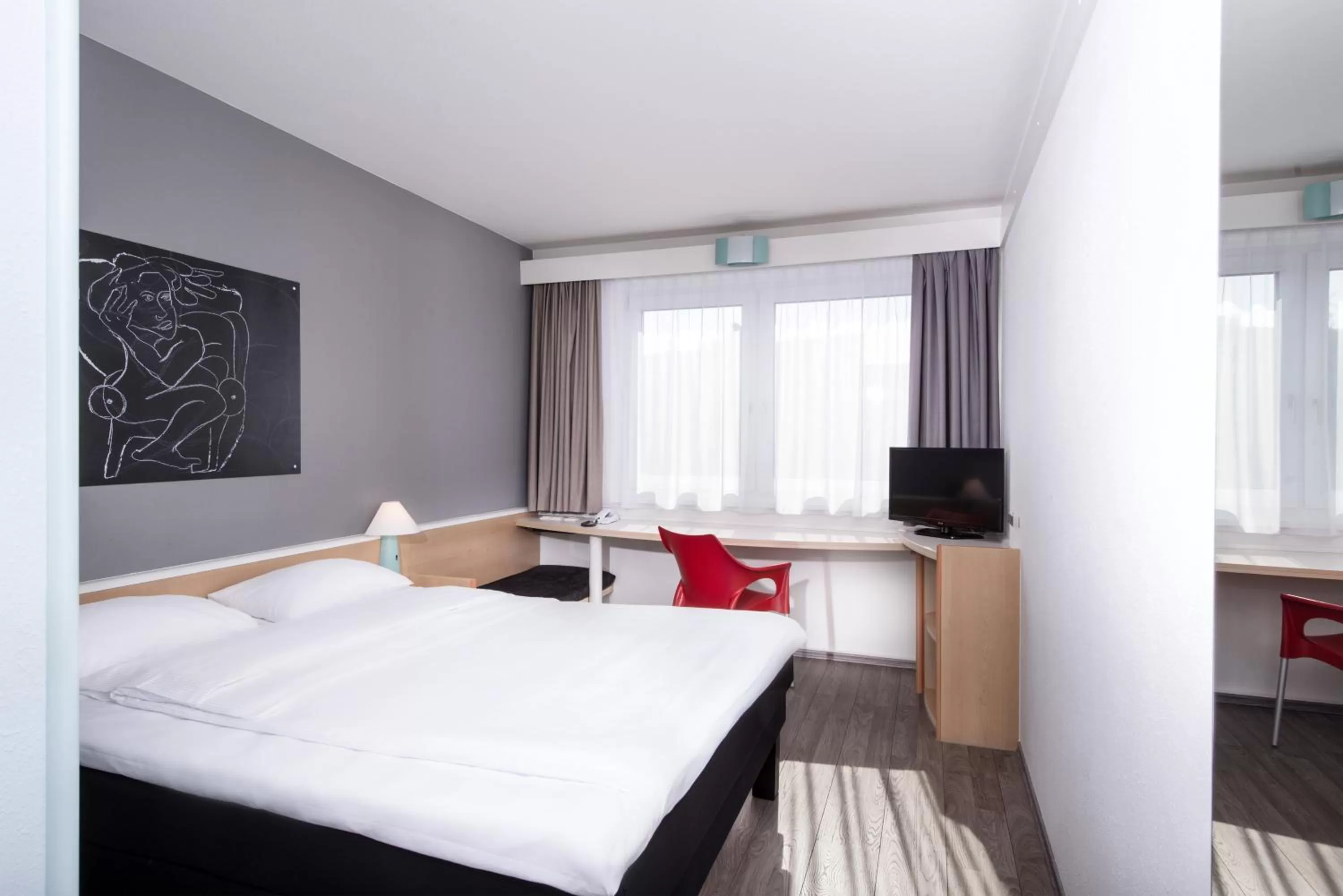Photo of the whole room in ibis Berlin City Nord
