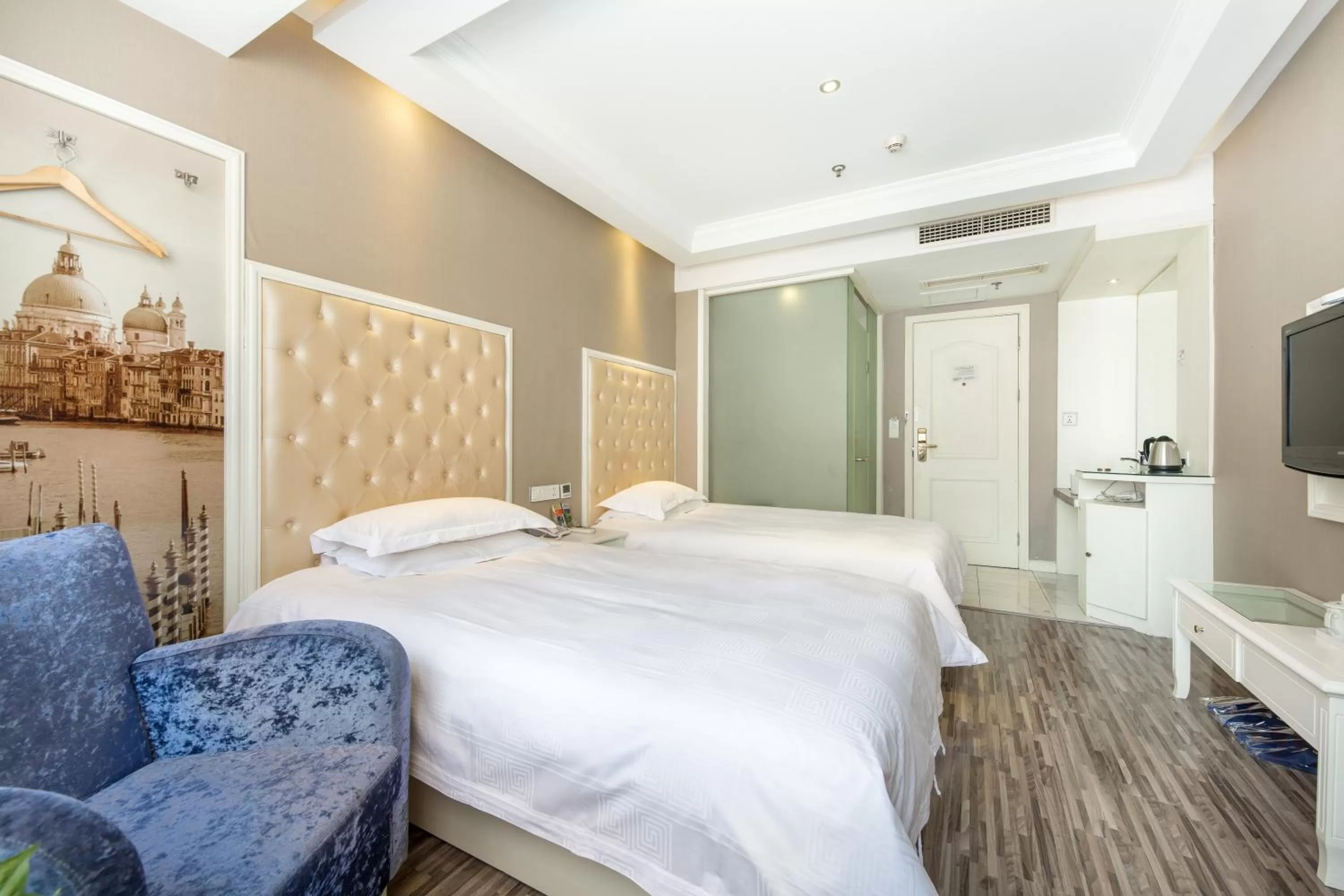 Bed in Lingshang Hotel