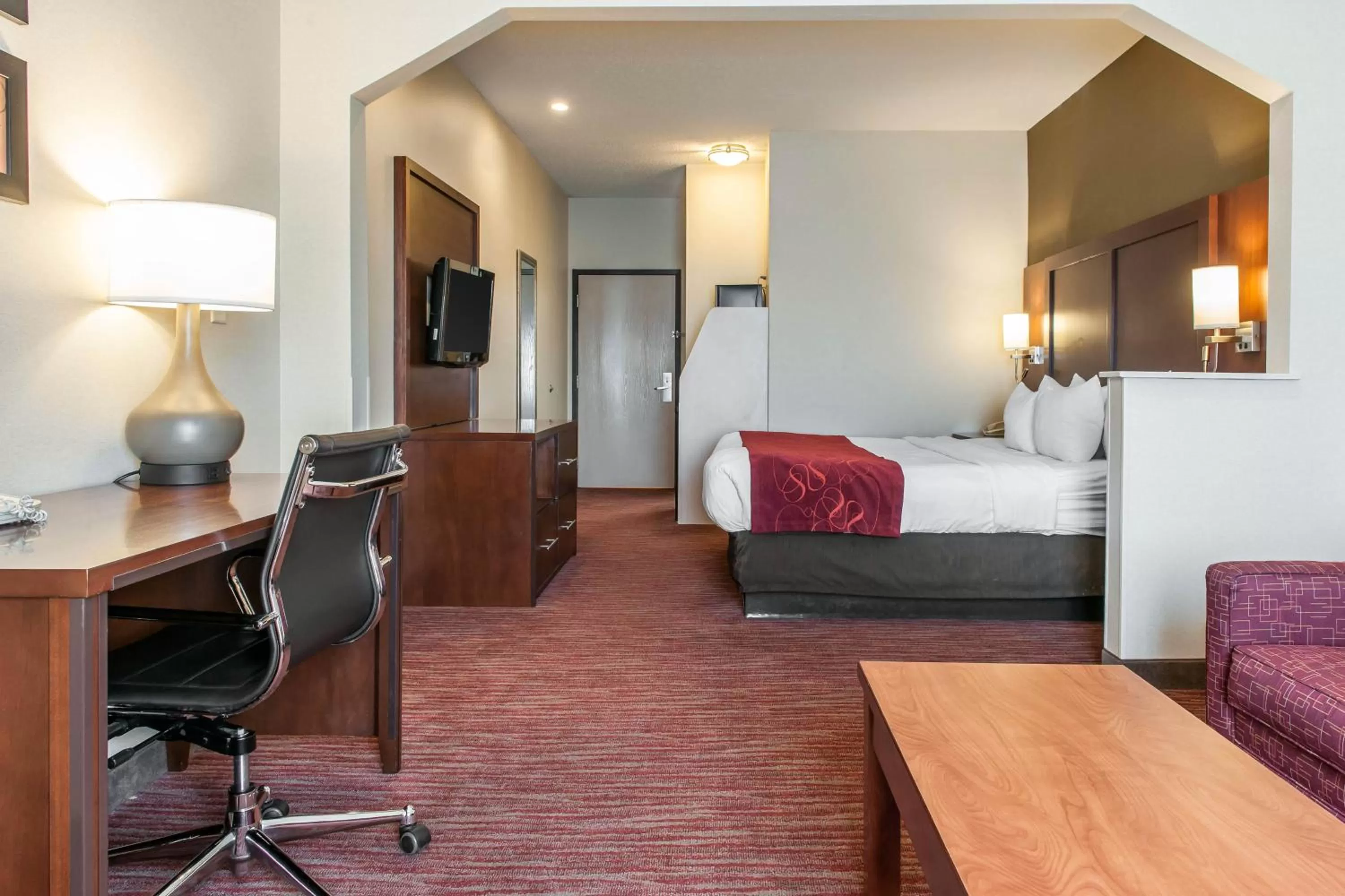 Photo of the whole room, Bed in Comfort Suites Columbus Expo Center