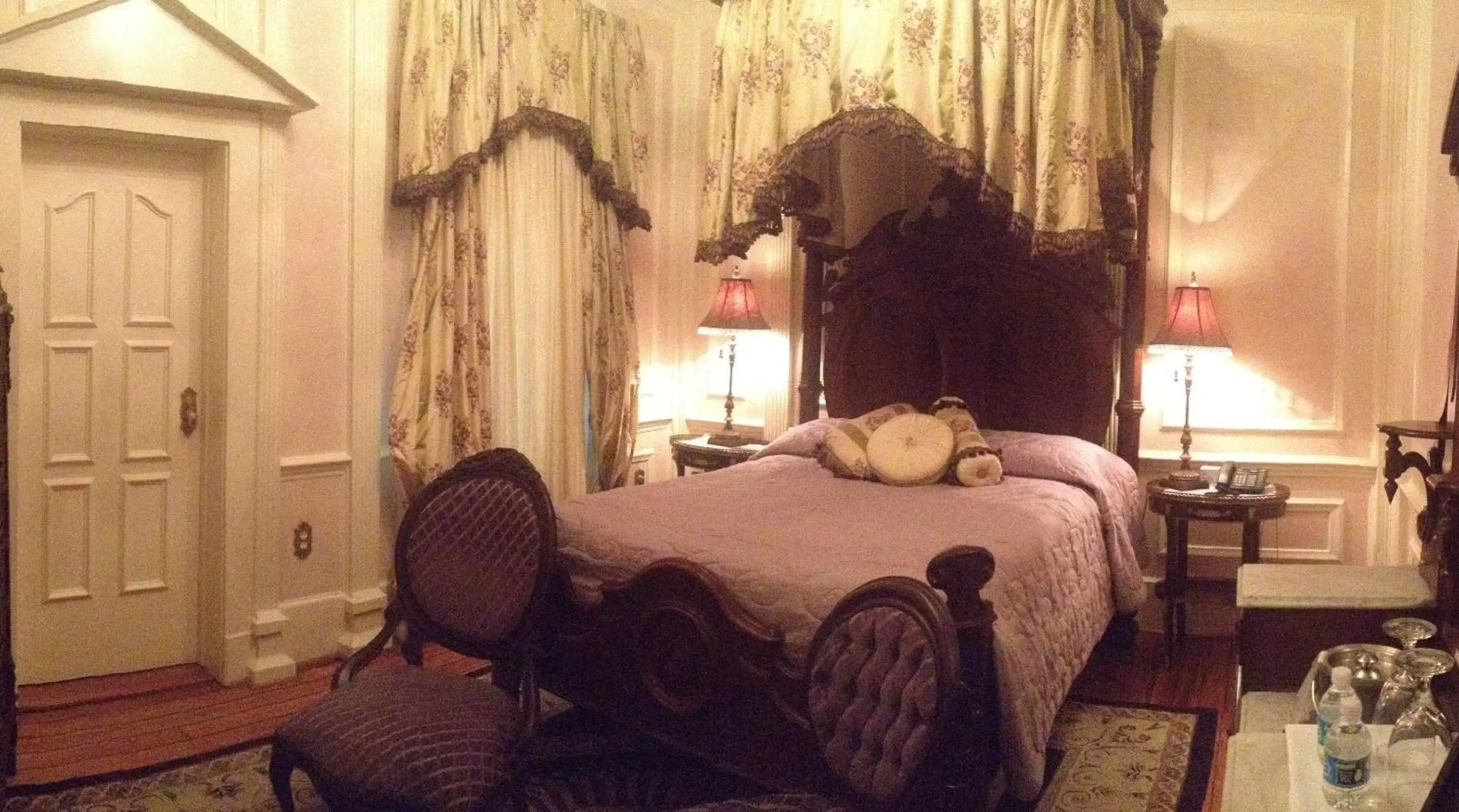 Standard Queen Room in The Hotel Magnolia Standard Queen Room in The Hotel Magnolia