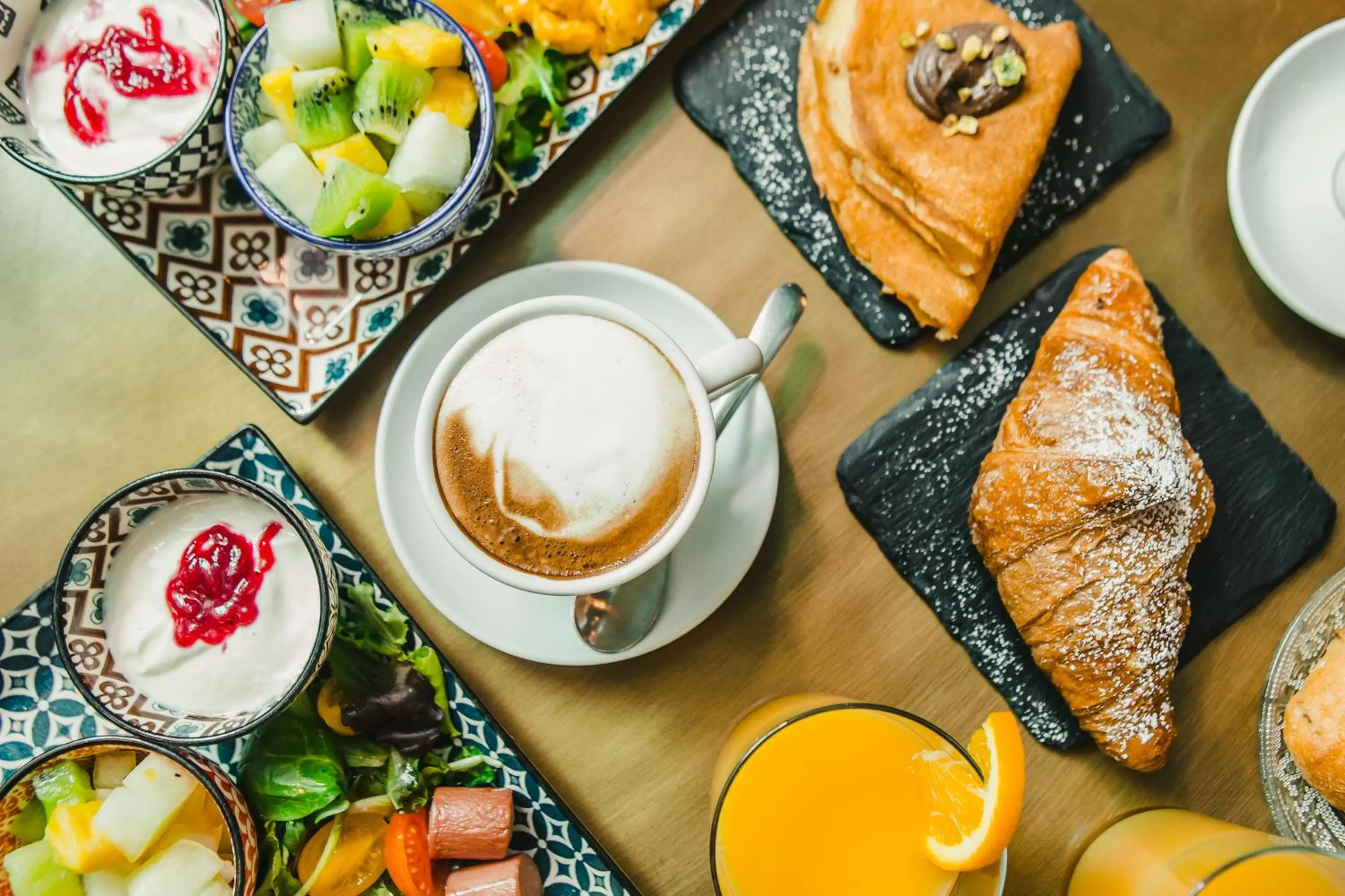 Breakfast in Tree Charme Parliament Boutique Hotel