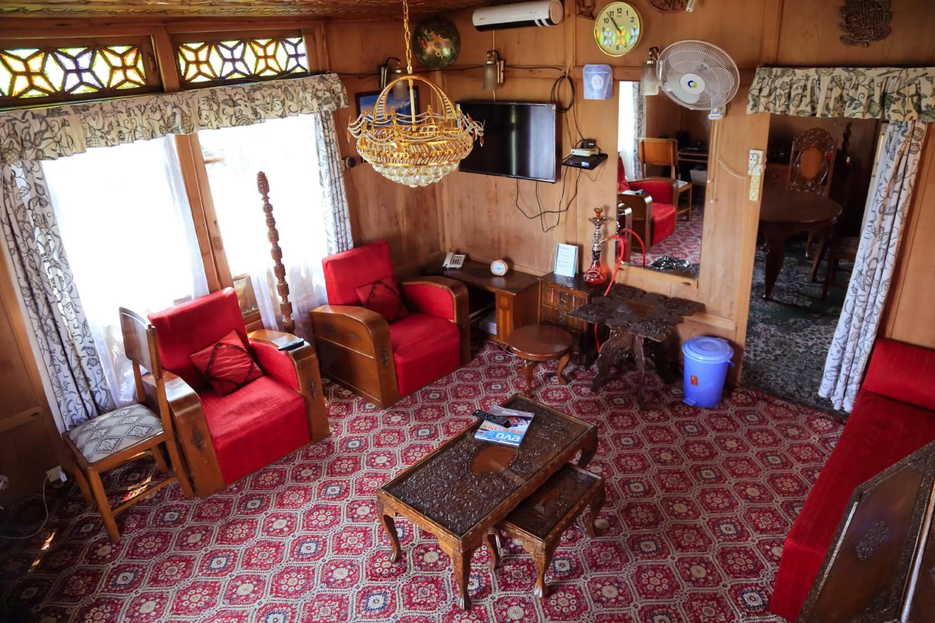Living room in Houseboat Zaindari Palace