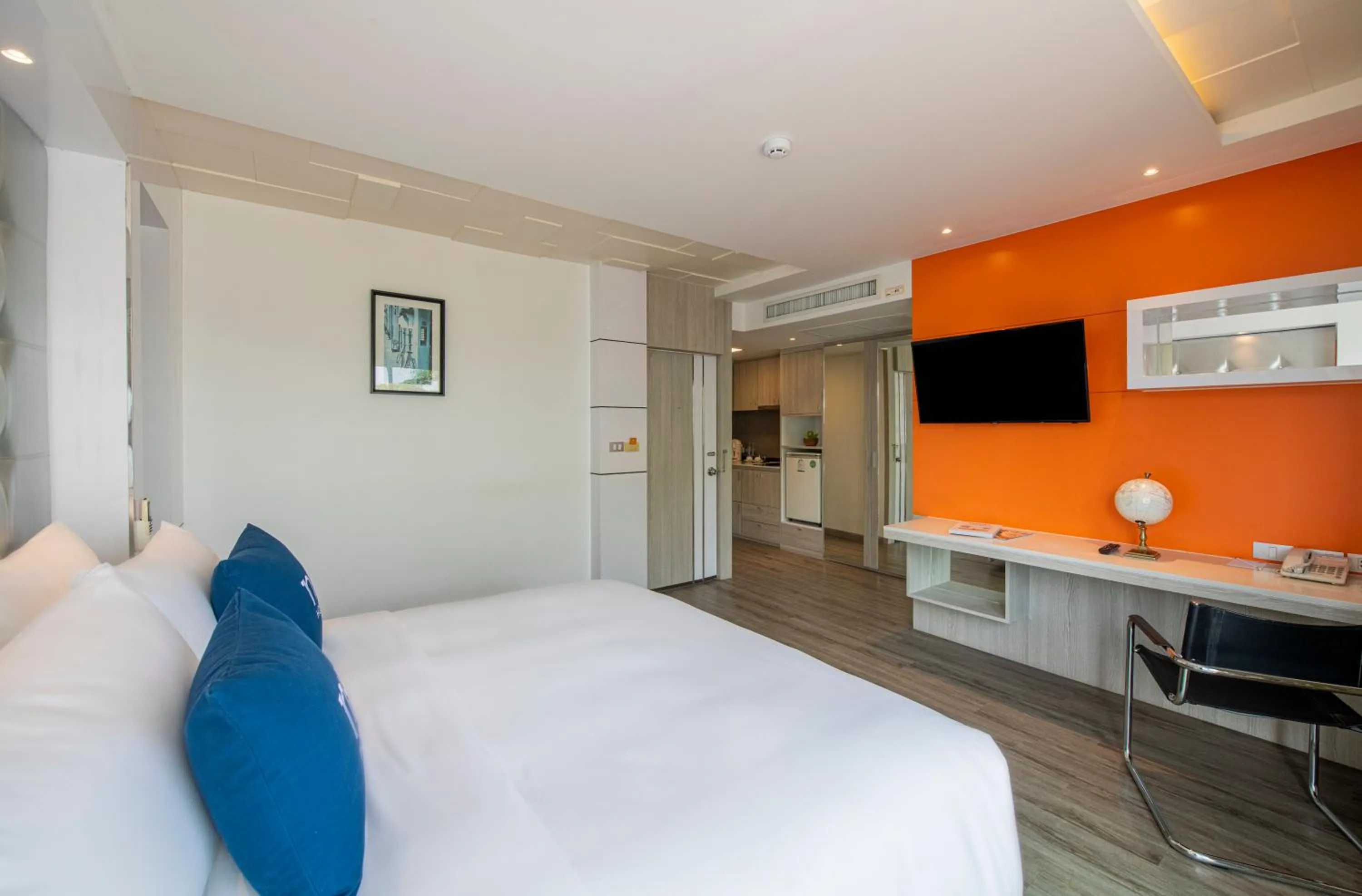 Seating area, Bed in NH Boat Lagoon Phuket Resort