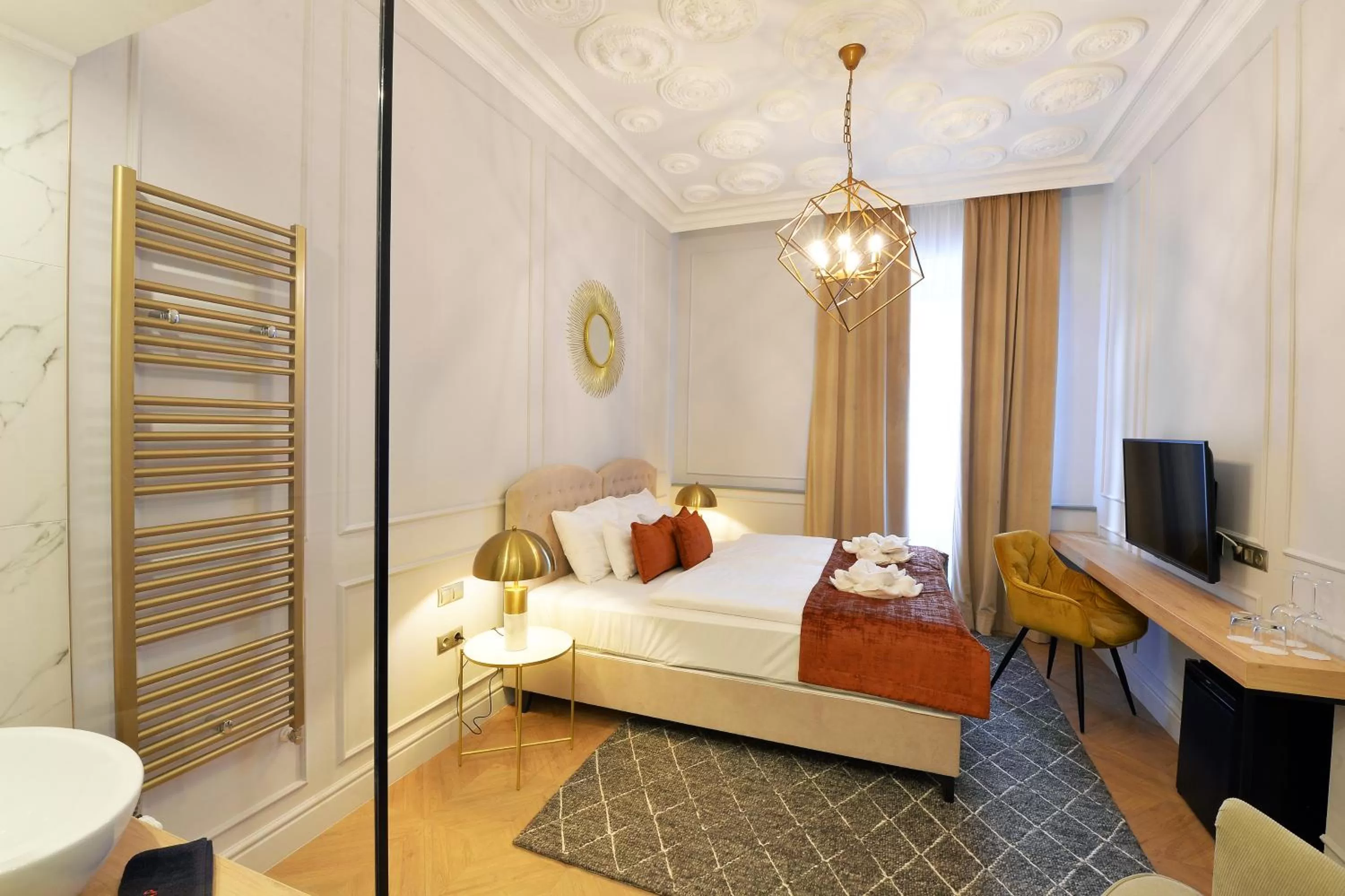 Photo of the whole room, Bed in 1552 Boutique Hotel