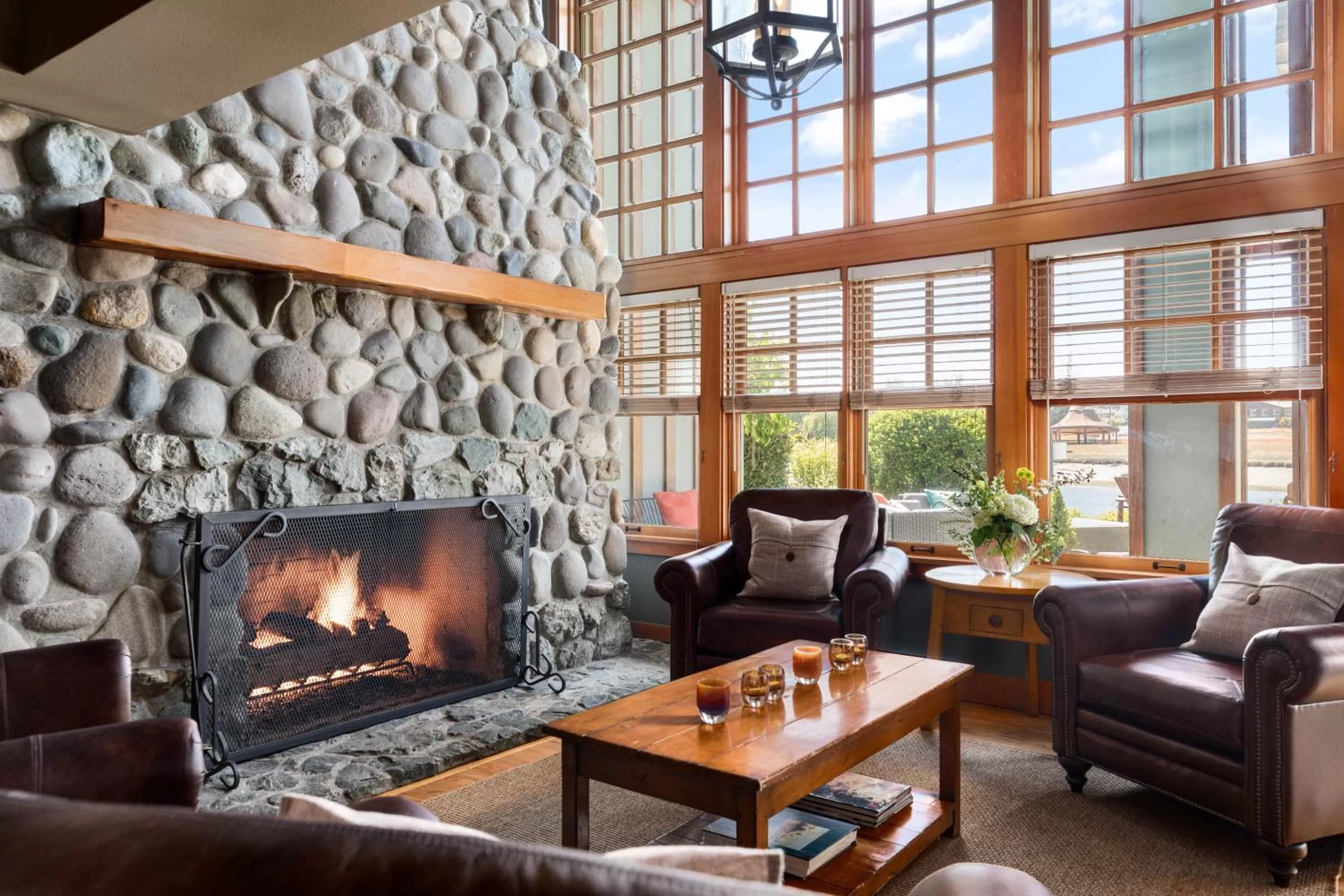 Communal lounge/ TV room, Seating Area in La Conner Channel Lodge