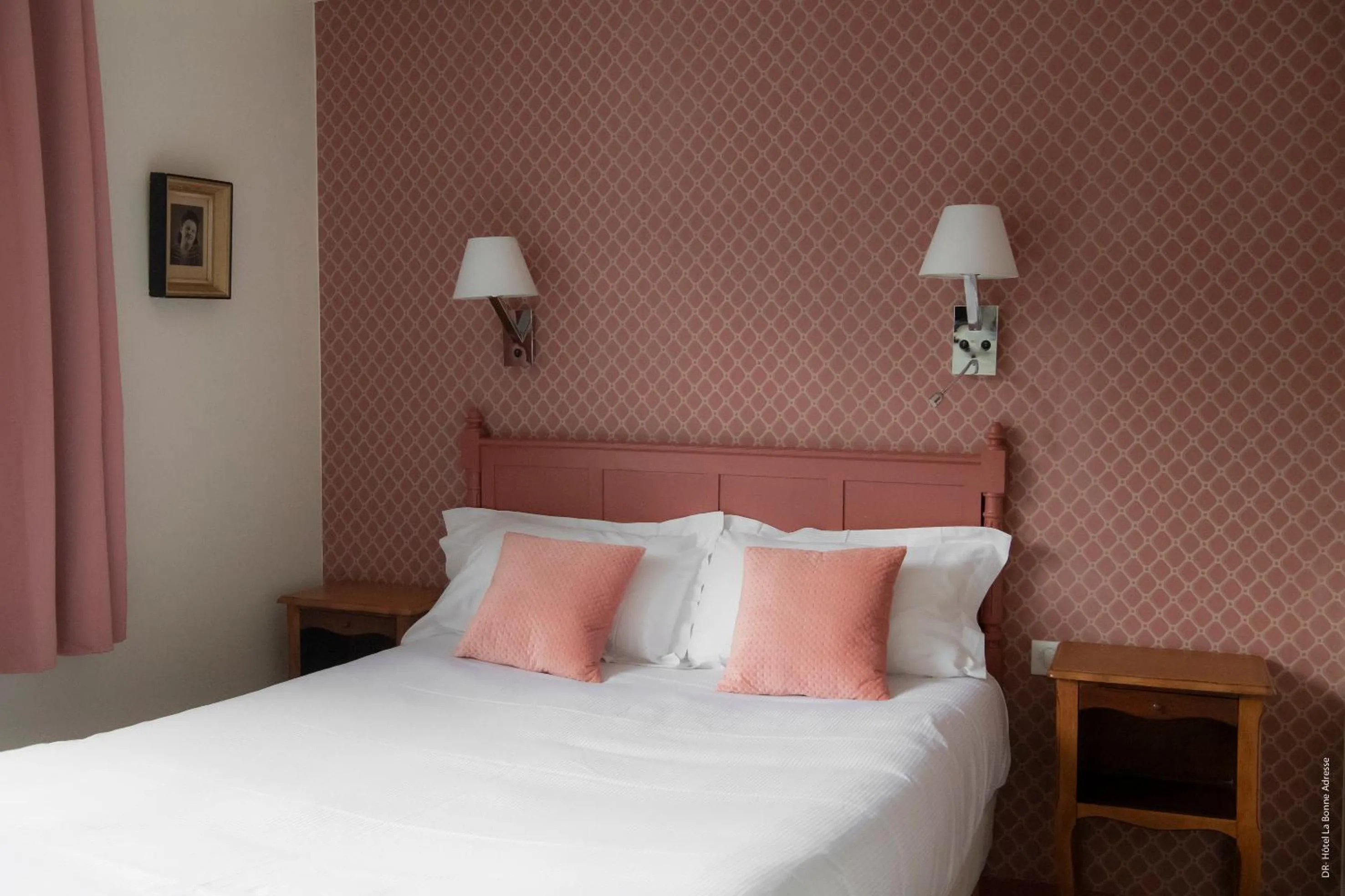 Bed in Hotel de Charme La Bonne Adresse - Logis hotels