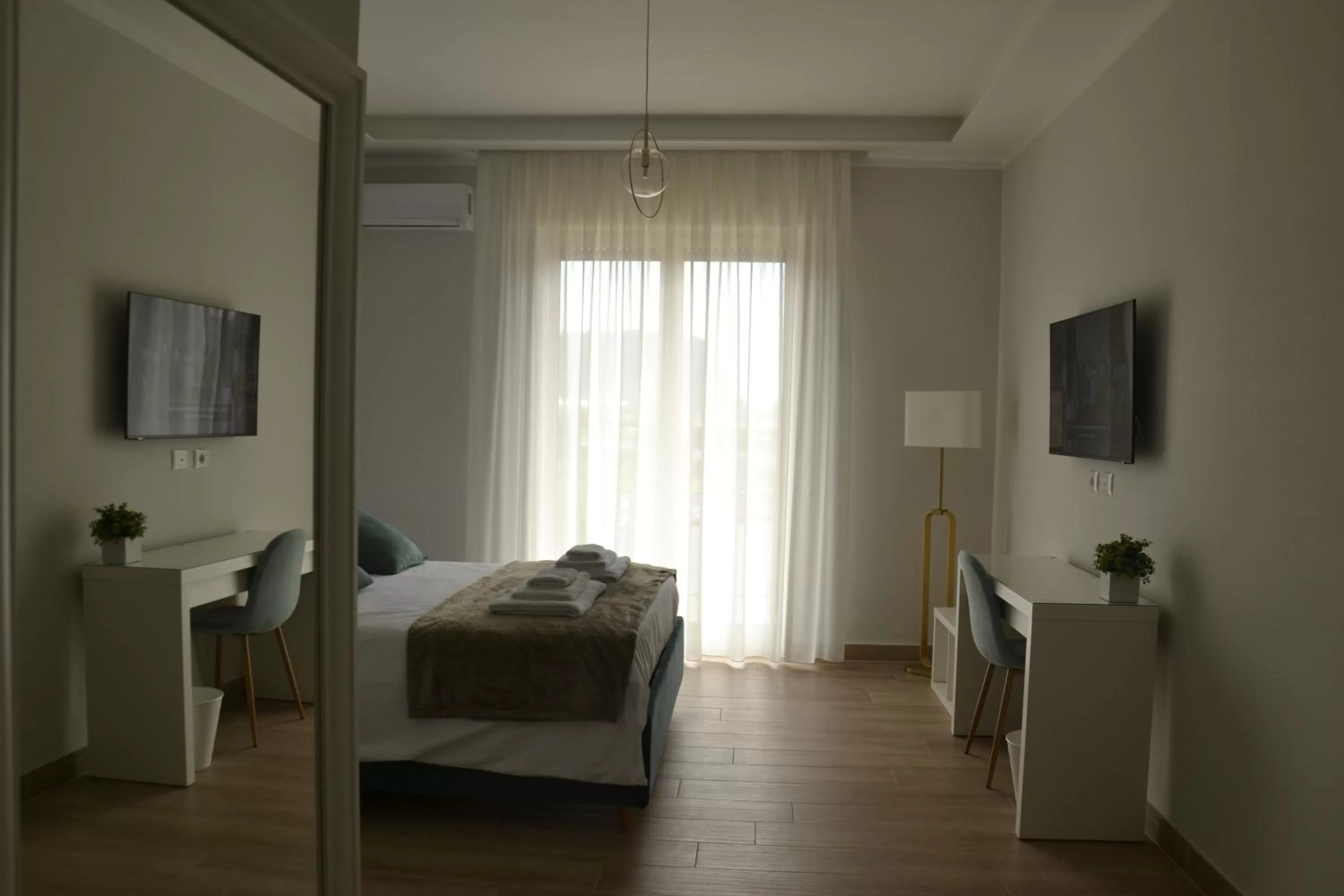 Bed, TV/Entertainment Center in Luna Nuova Suites