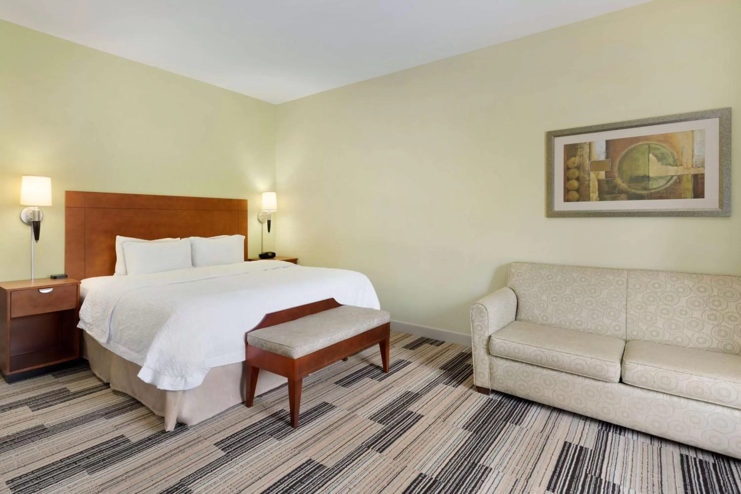 Bed in Hampton Inn & Suites Birmingham Airport Area