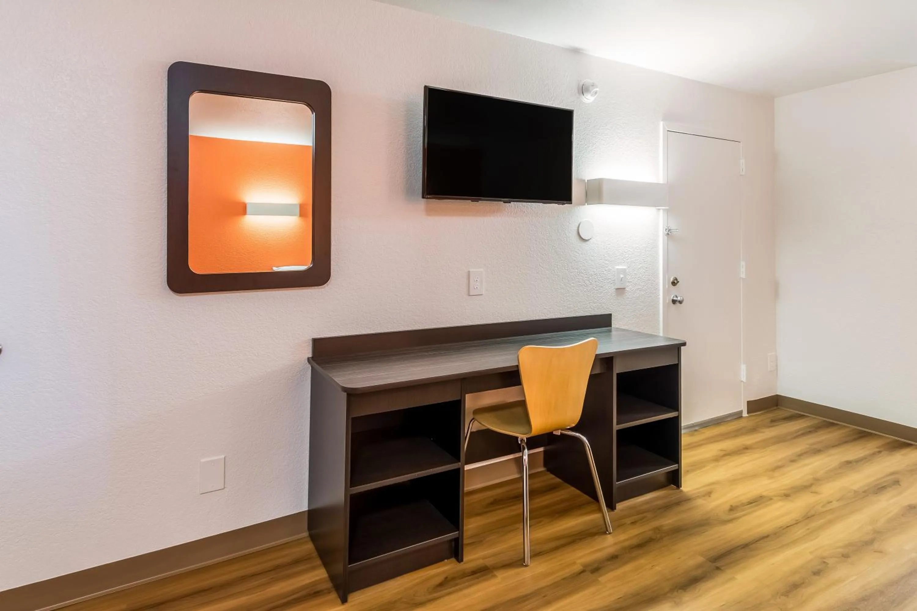 Bedroom in Motel 6-Arlington, TX - UTA