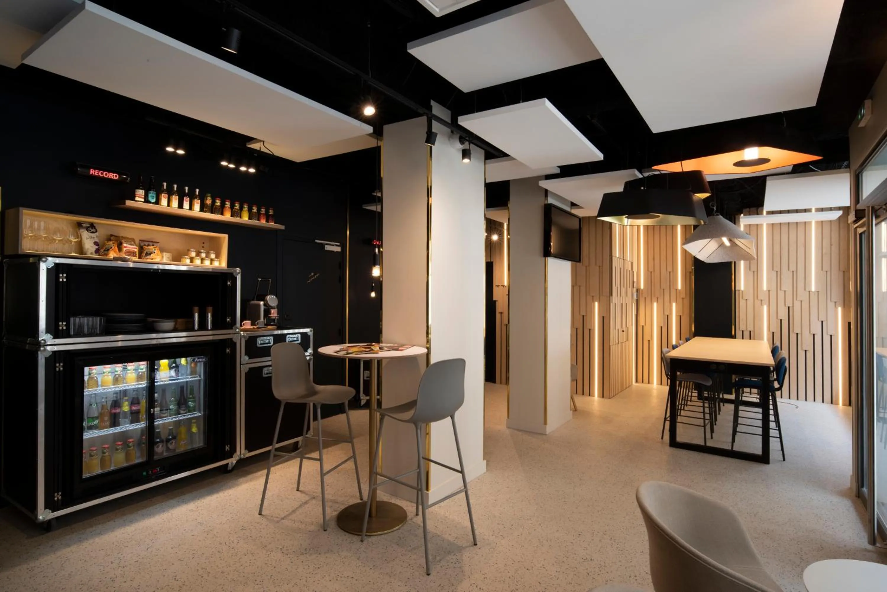 Lounge or bar in ibis Styles Paris Opera Lafayette