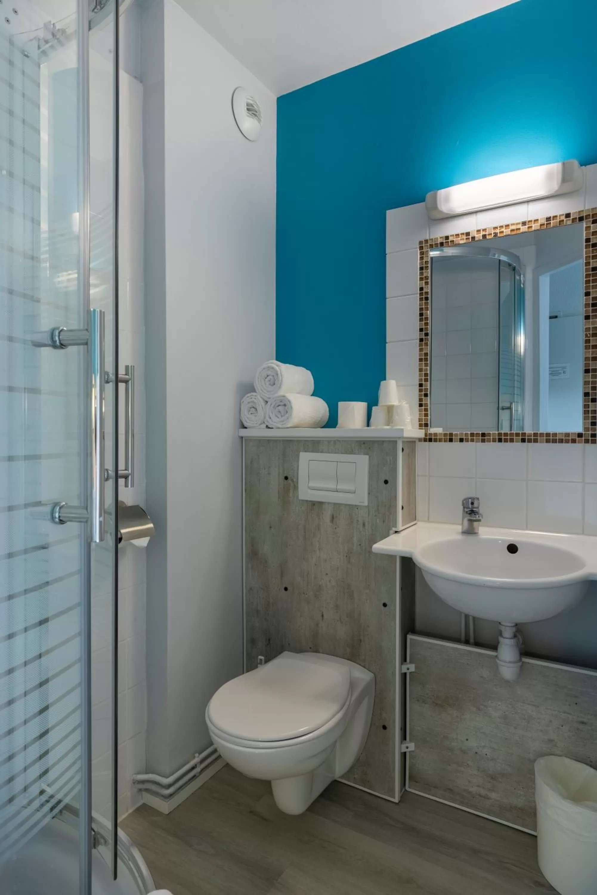 Shower in The Originals Access, Hôtel Innostar