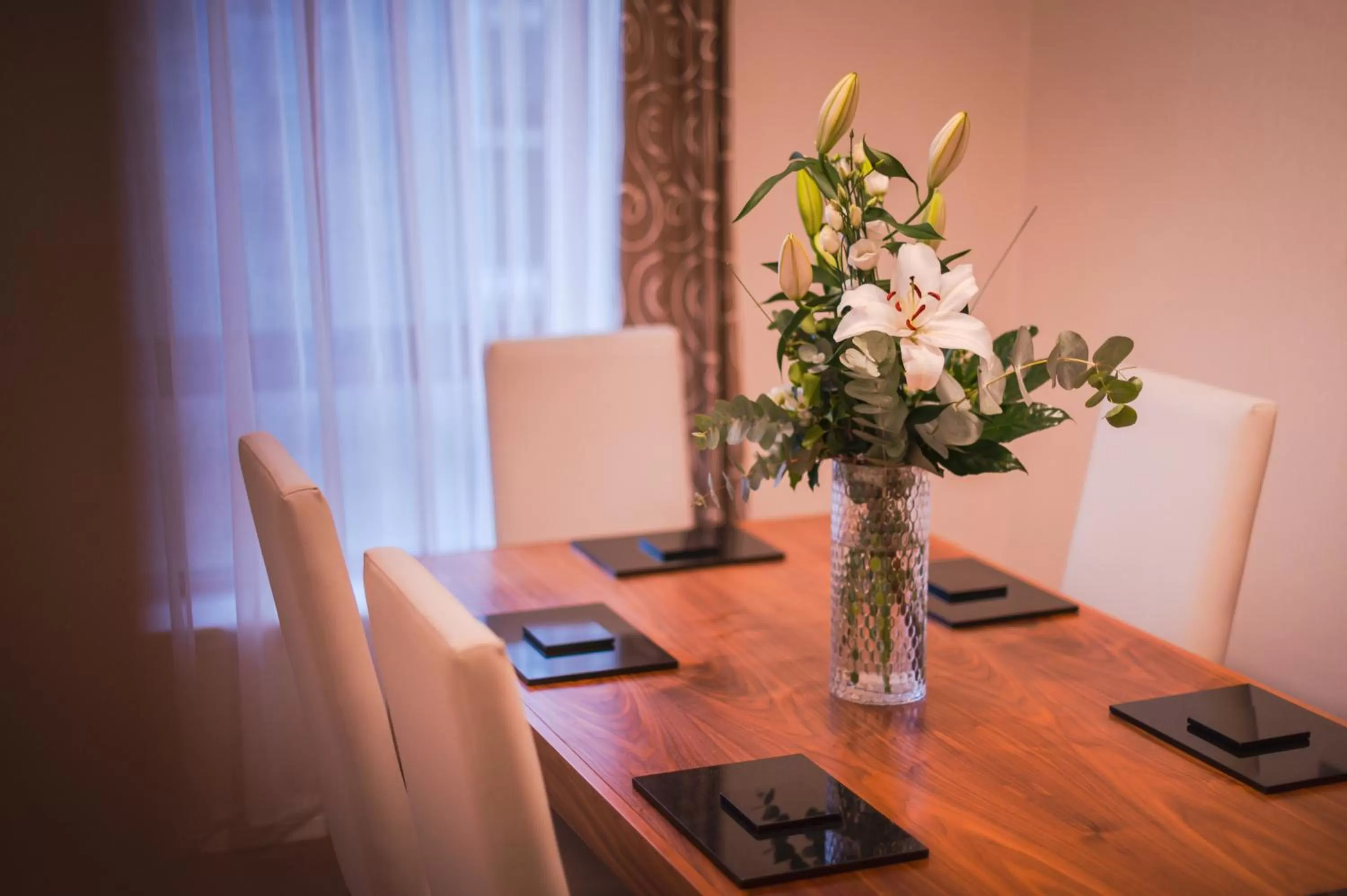 Dining area in The Knight Residence by Mansley
