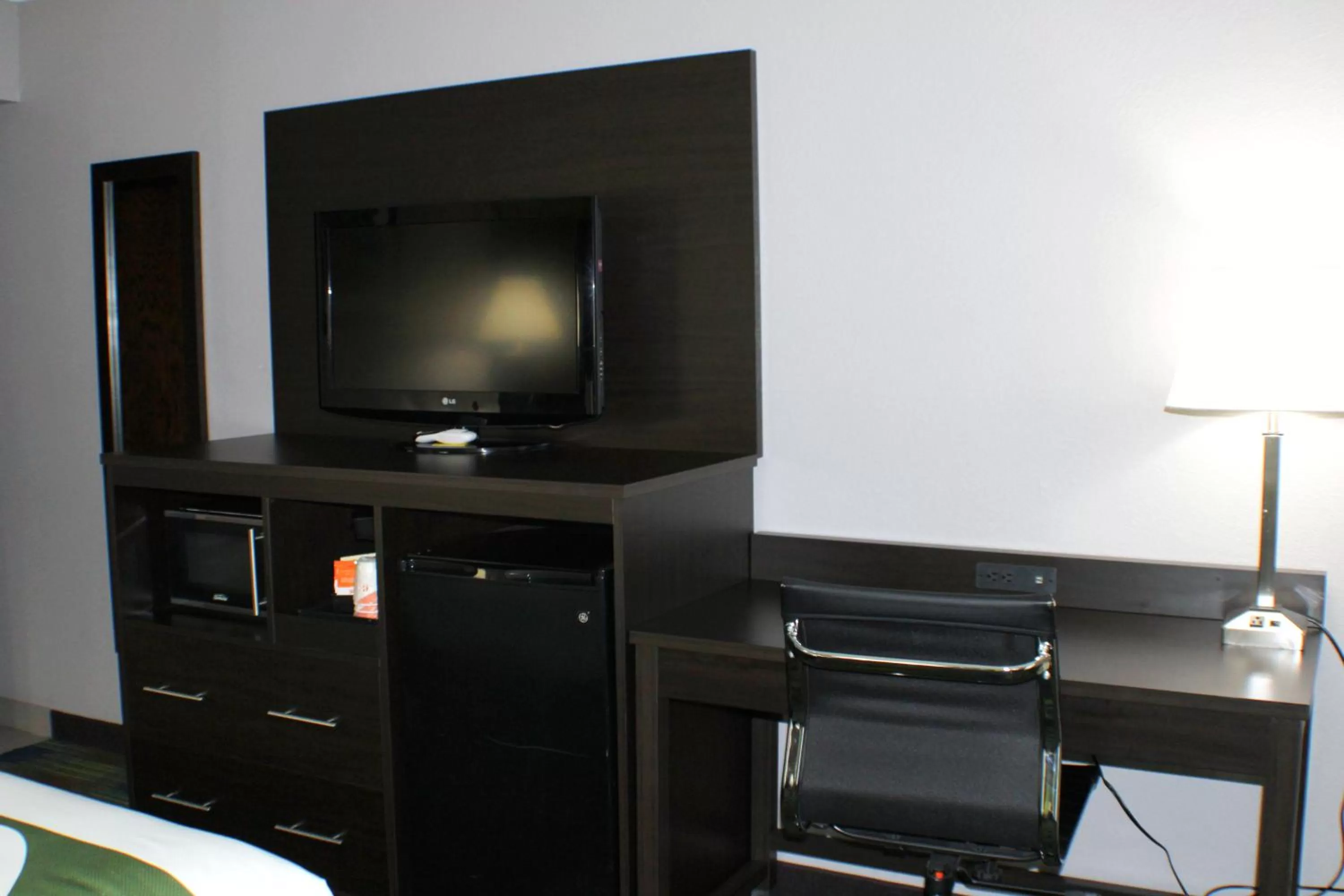 TV and multimedia in Quality Inn & Suites Bedford West