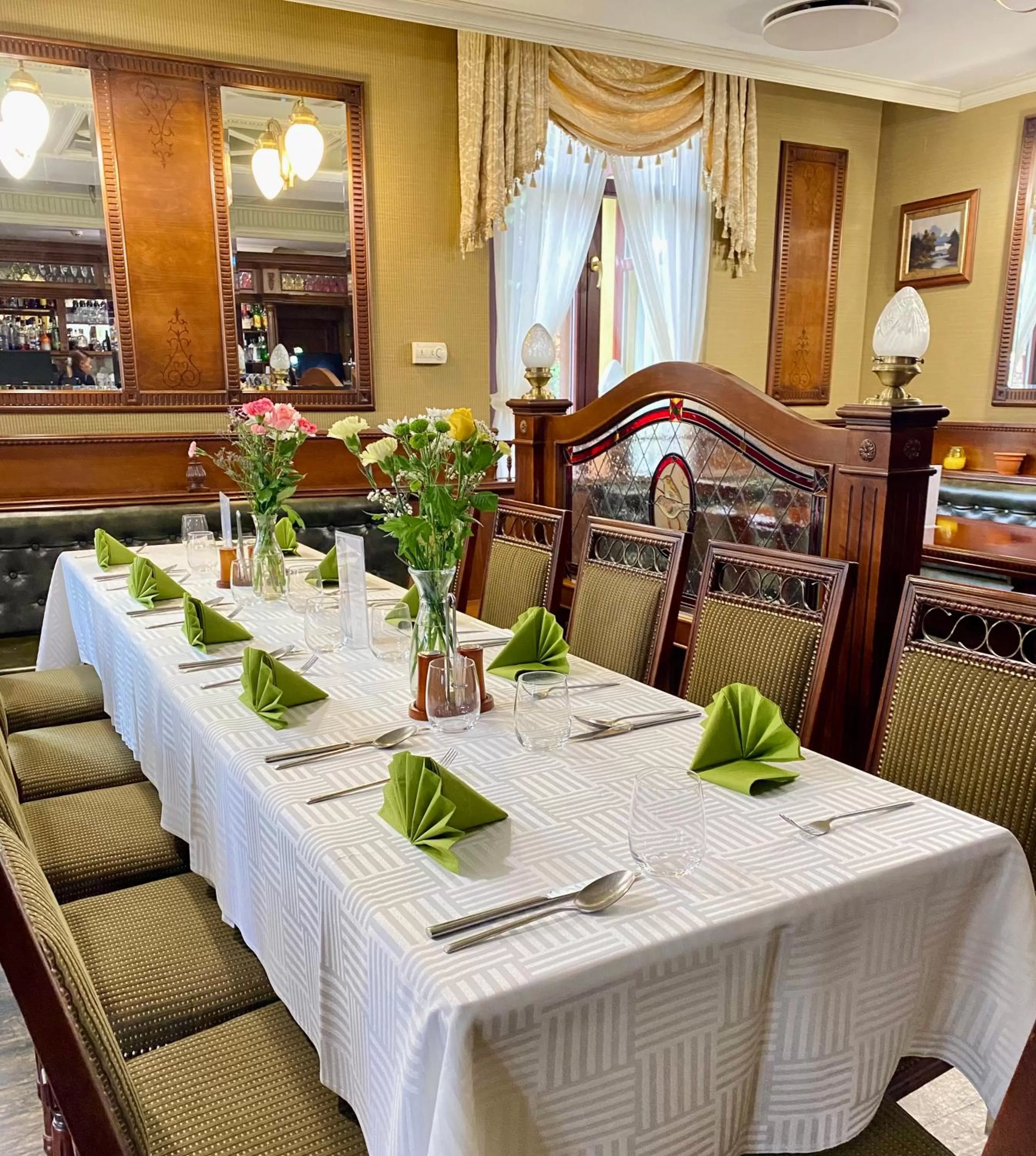 Restaurant/places to eat in Villa Hotel