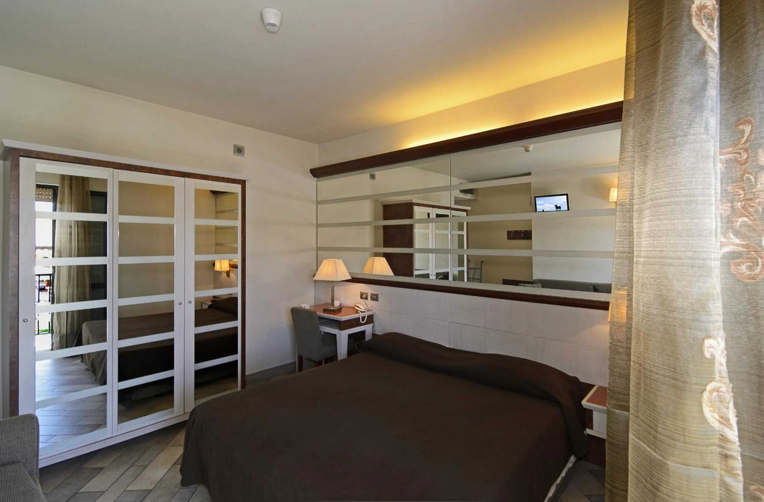 Photo of the whole room in Hotel Eden