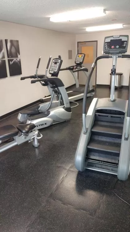 Fitness centre/facilities in Country Inn & Suites by Radisson, Waterloo, IA