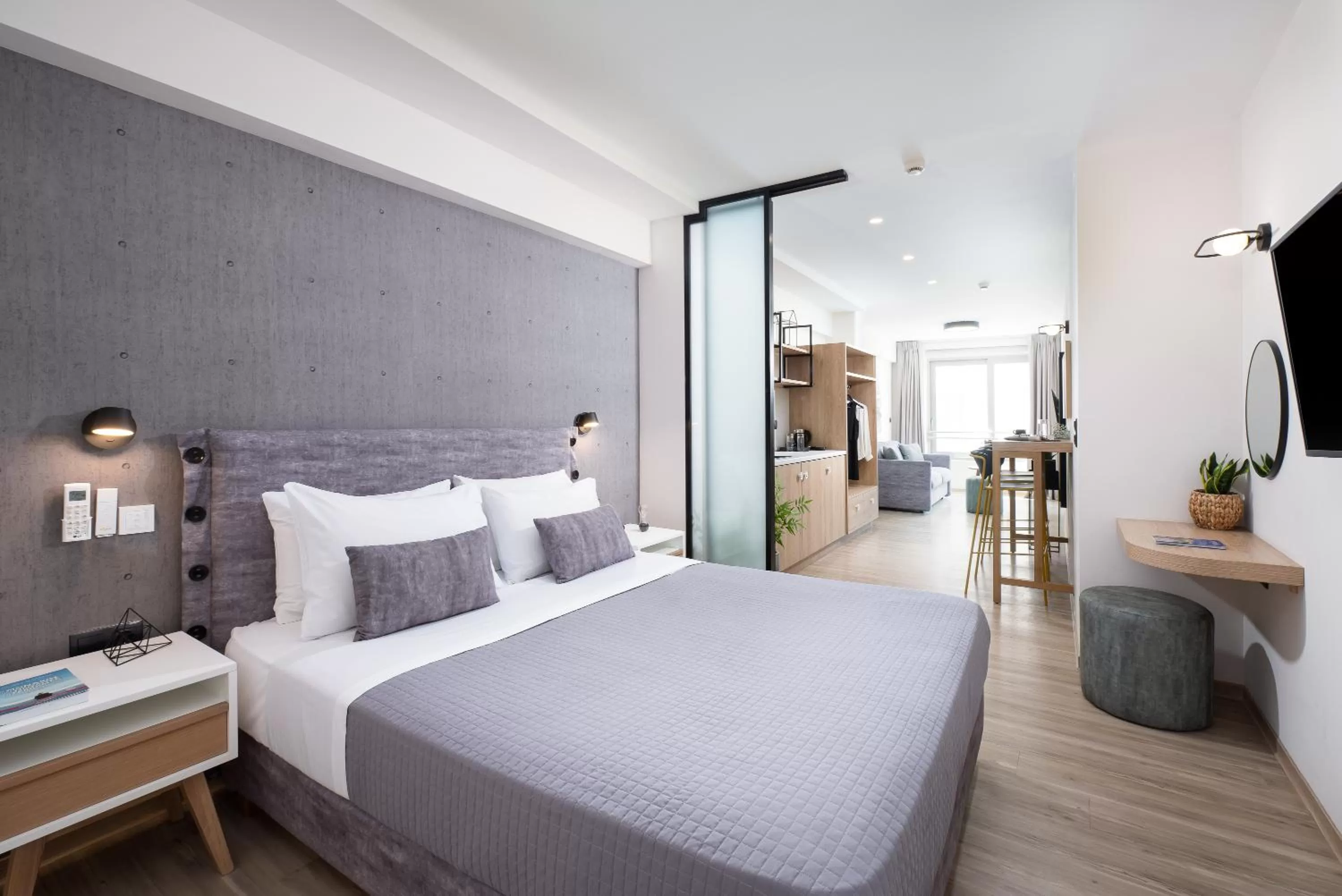 Photo of the whole room, Bed in Enattica Suites