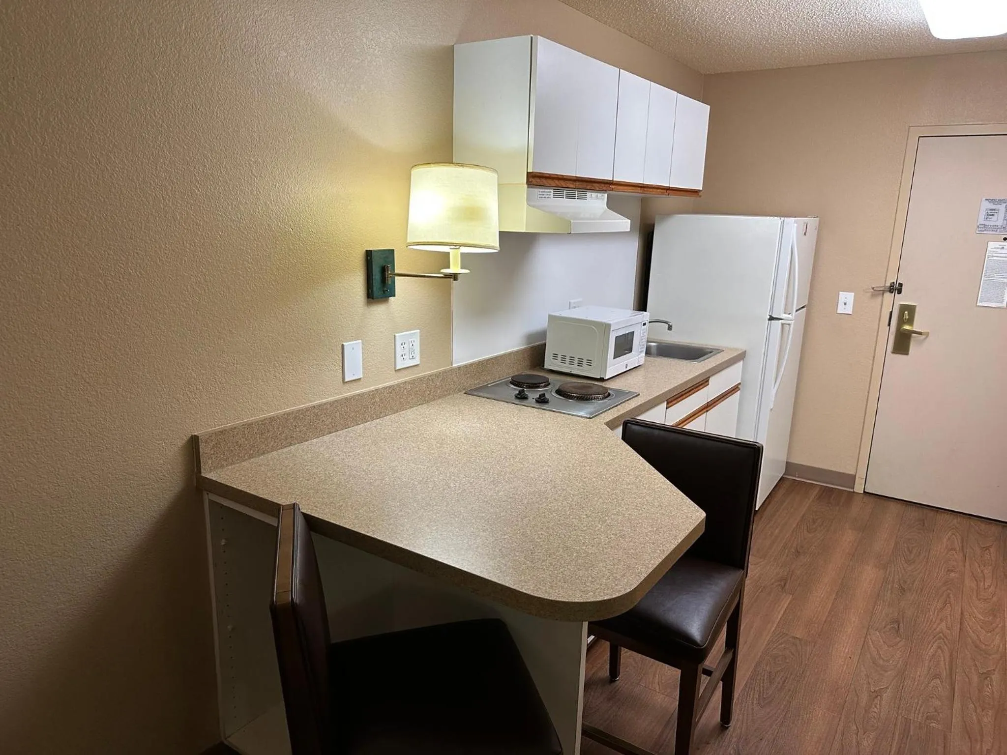 Bedroom, Kitchen/Kitchenette in Red Roof Inn Southfield