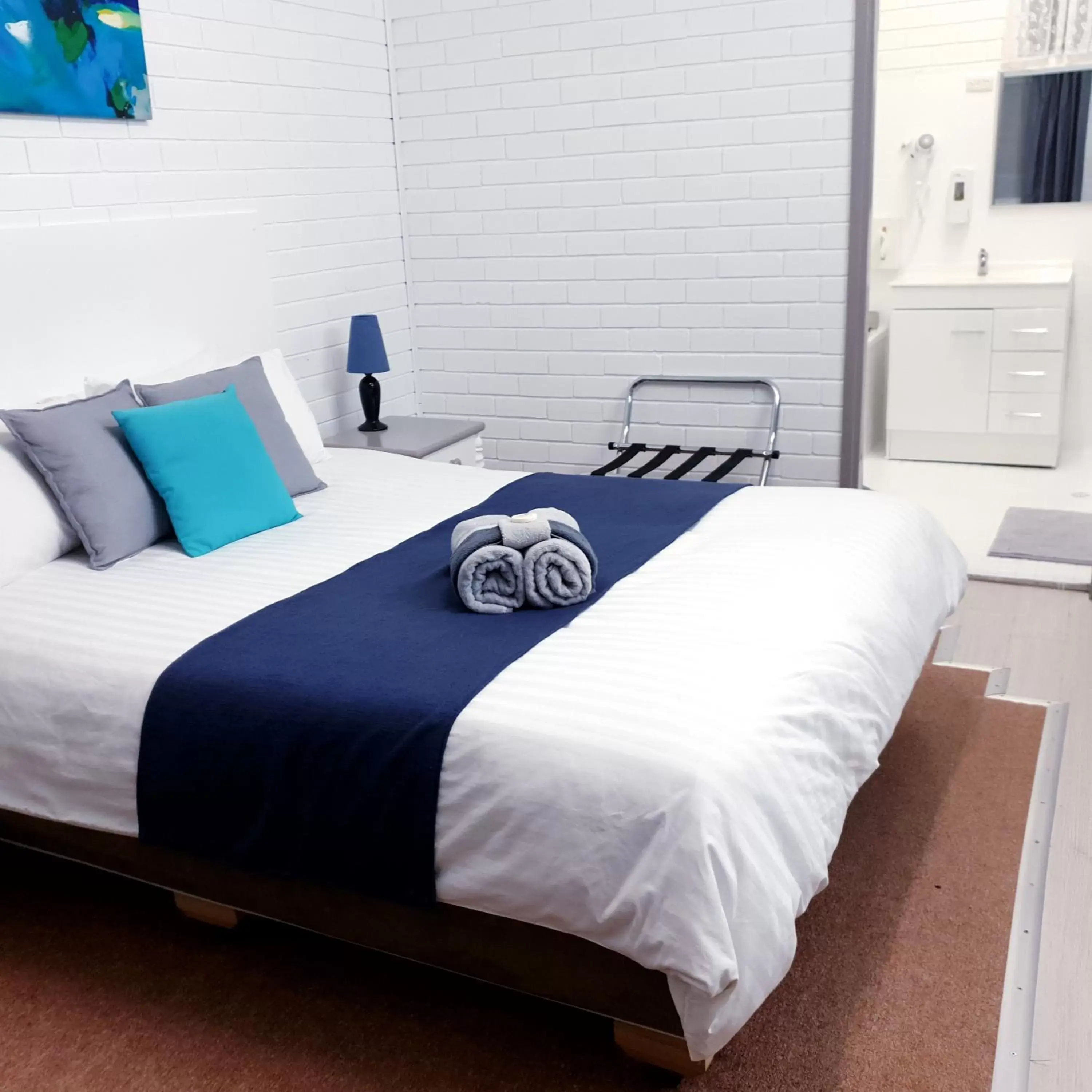 Queen Room with Spa Bath in Jillaroo Motor Inn Queen Room with Spa Bath in Jillaroo Motor Inn