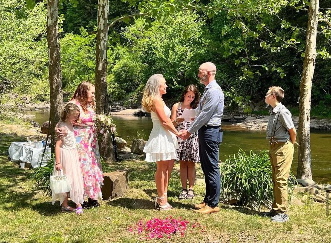 Laurel River Club Bed & Breakfast or LRCBNB