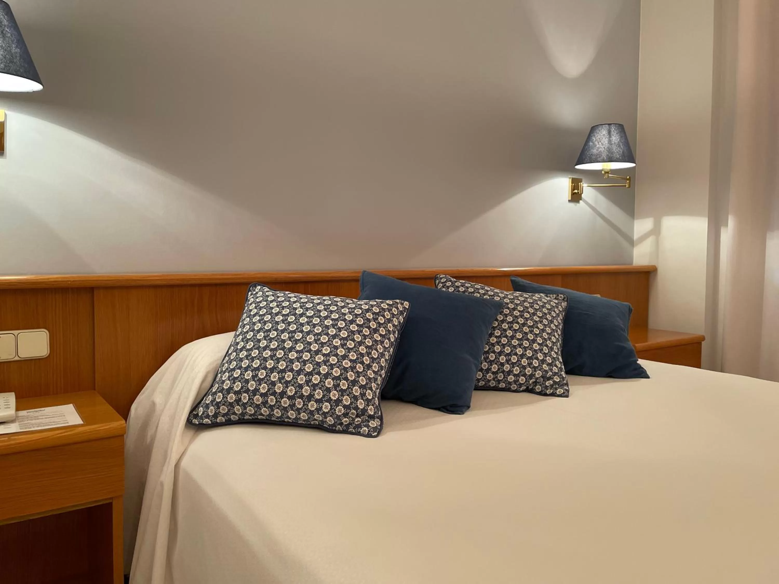 Bedroom, Bed in Hotel Restaurant Bon Retorn