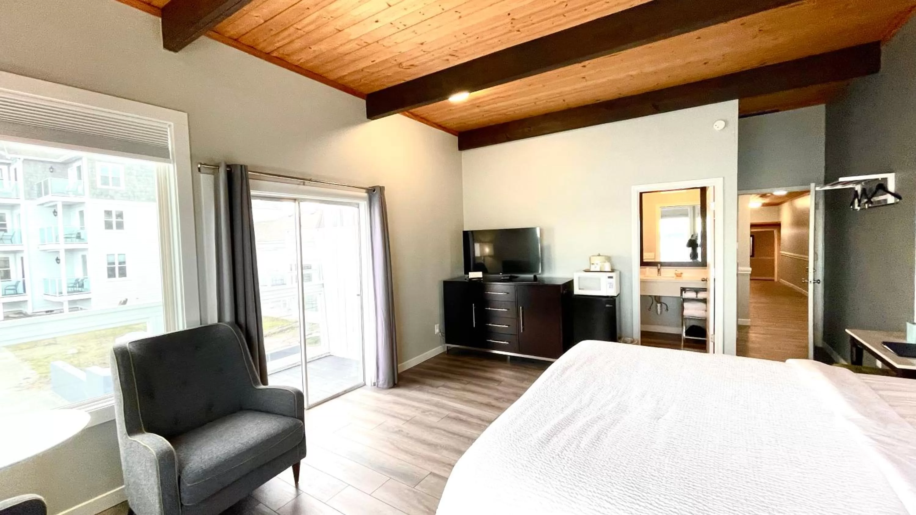 Bed in Tides Inn & Suites