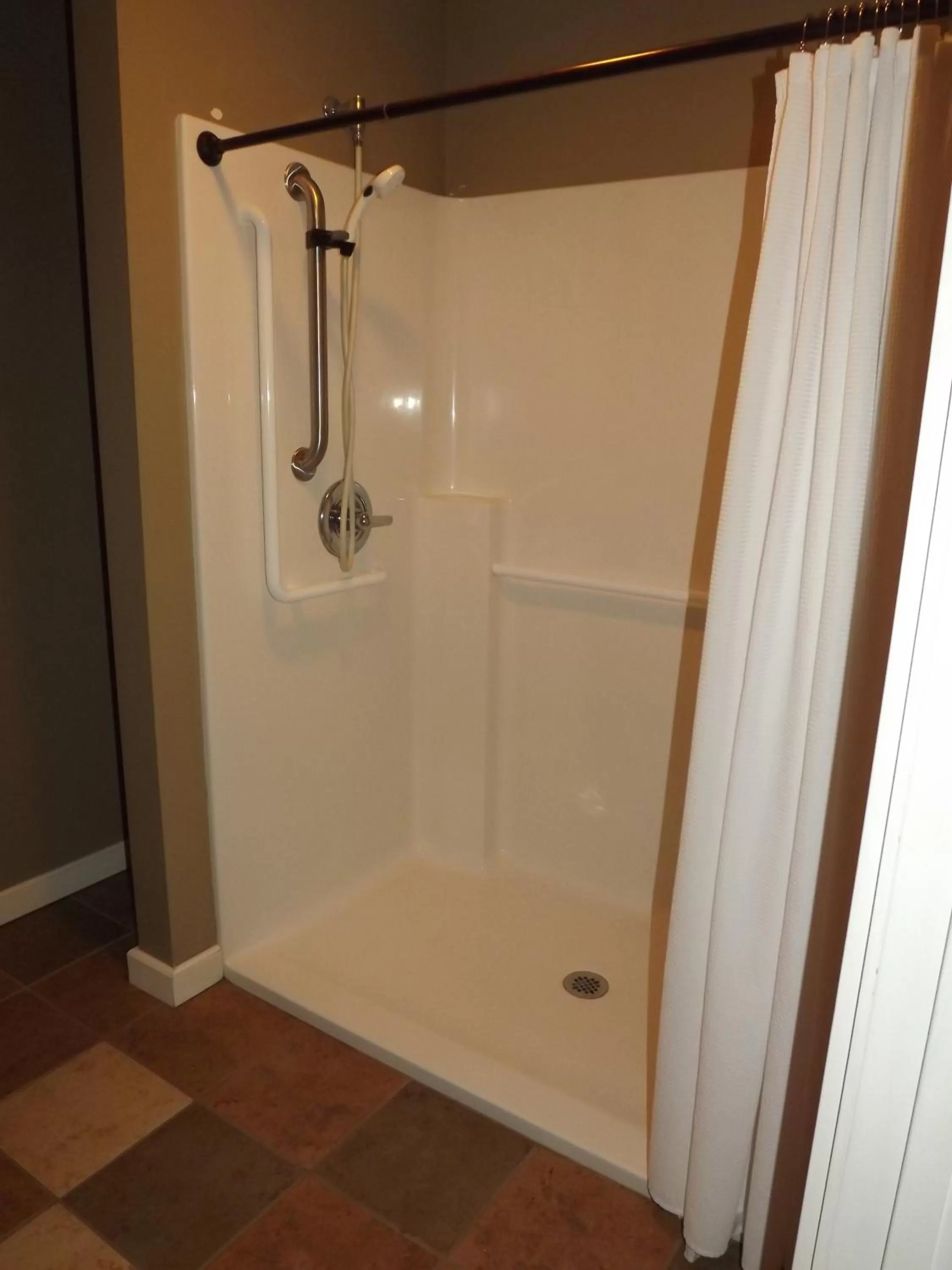 Shower in William Watson Hotel