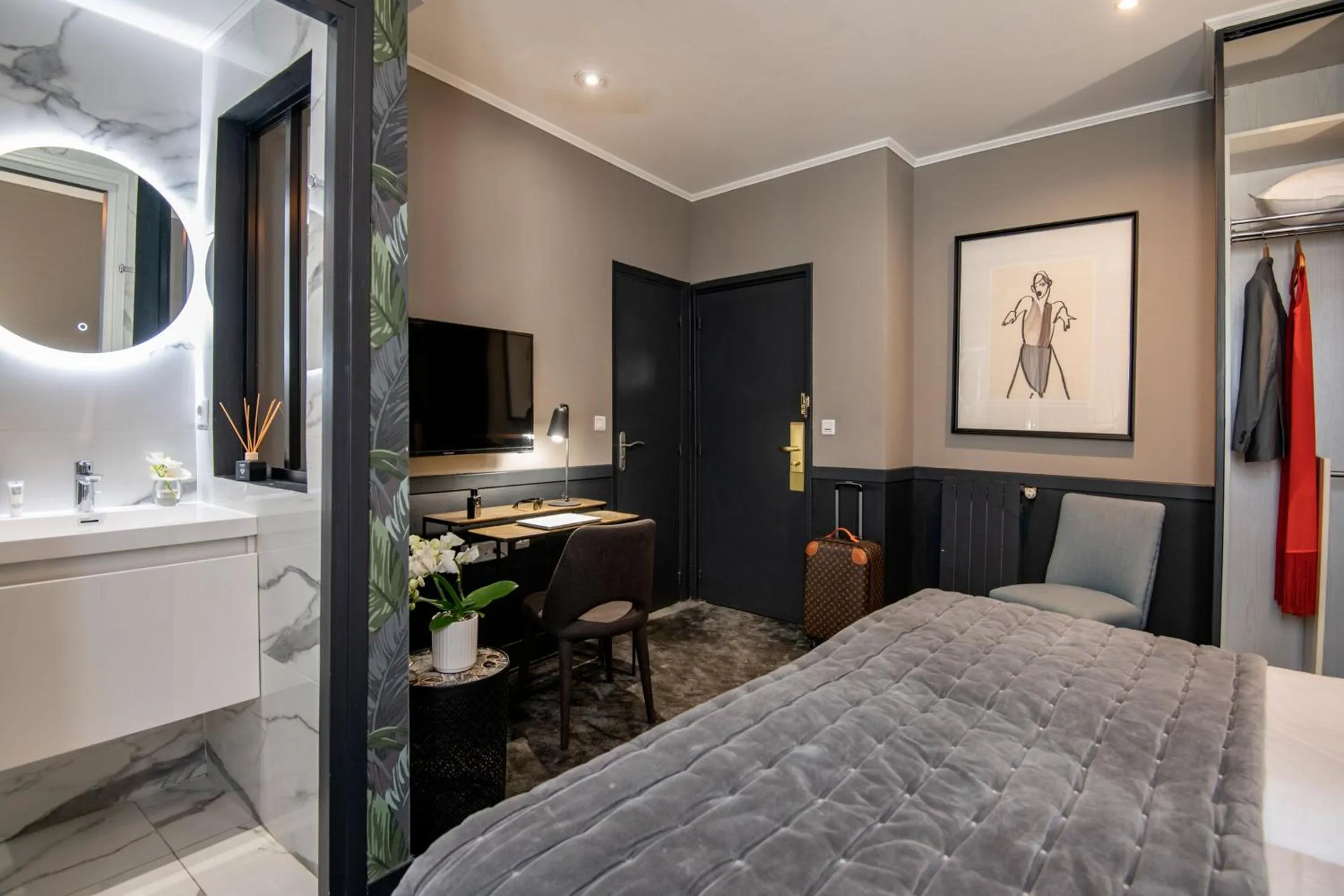 Bathroom, Bed in Best Western Plus Nice Cosy Hotel