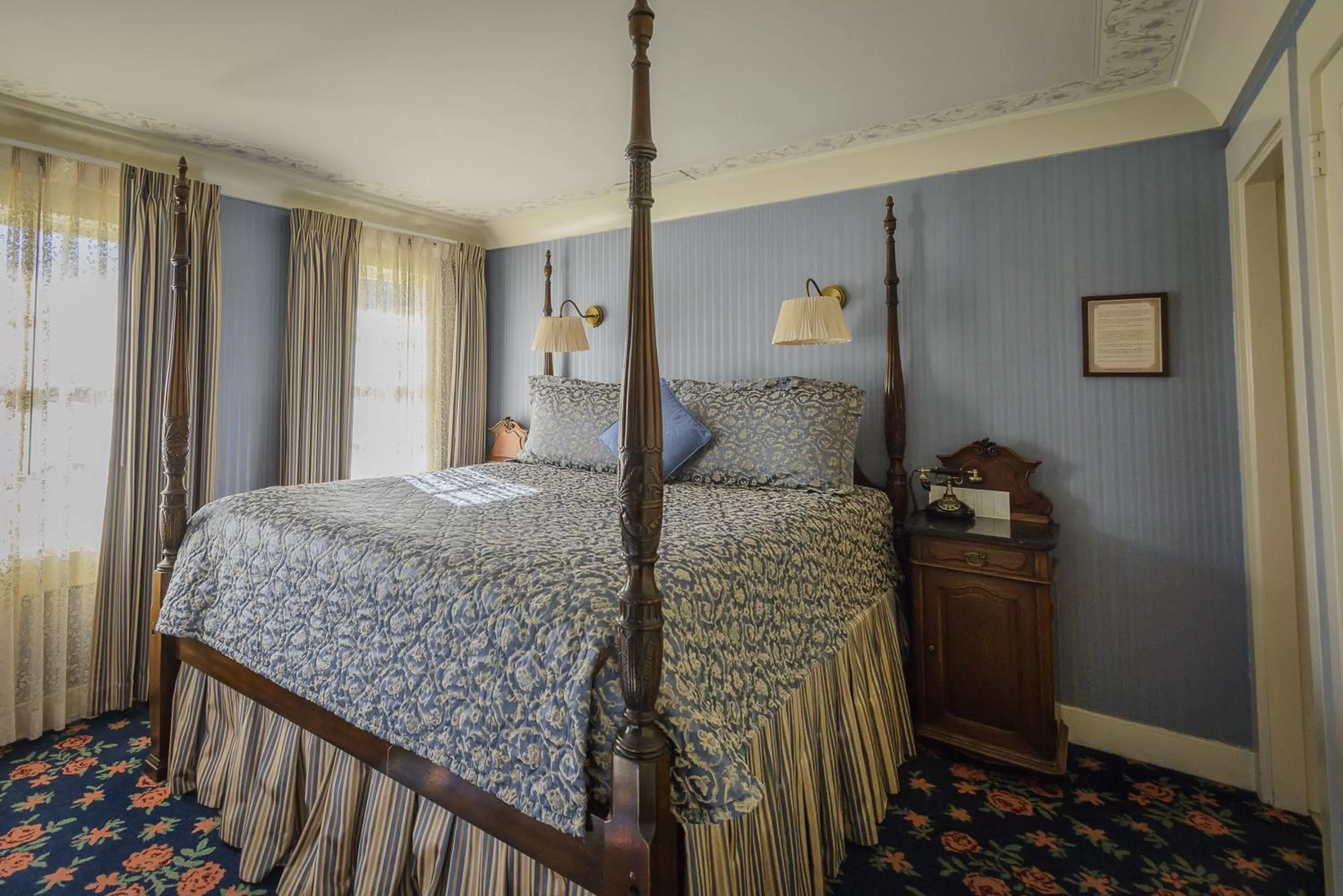 Bathroom, Bed in Mendocino Hotel & Garden