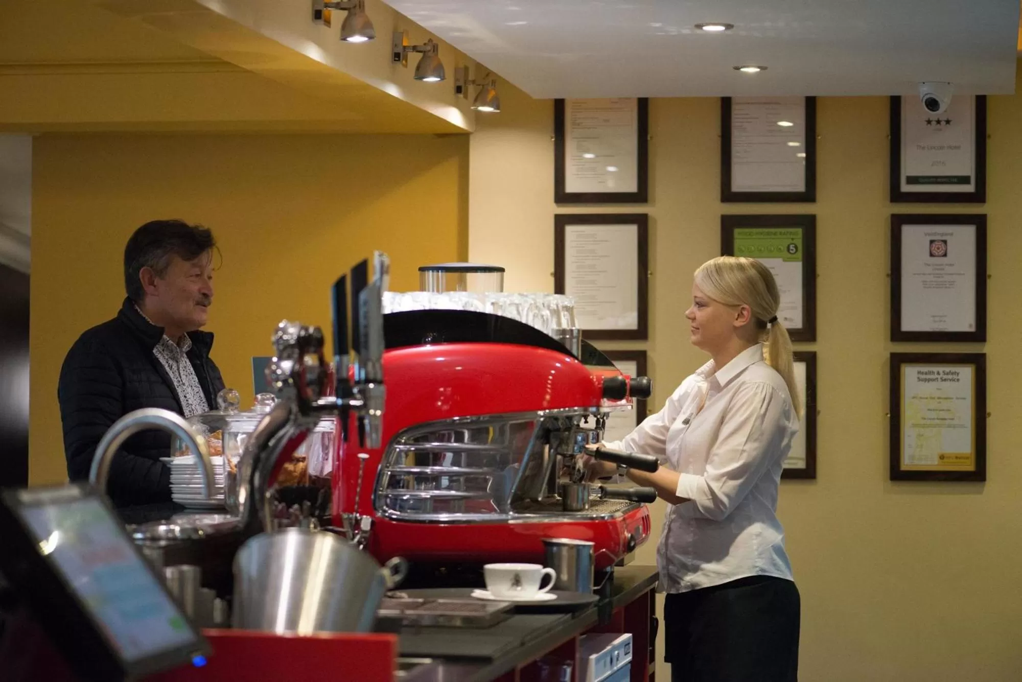 Lounge or bar in The Lincoln Hotel