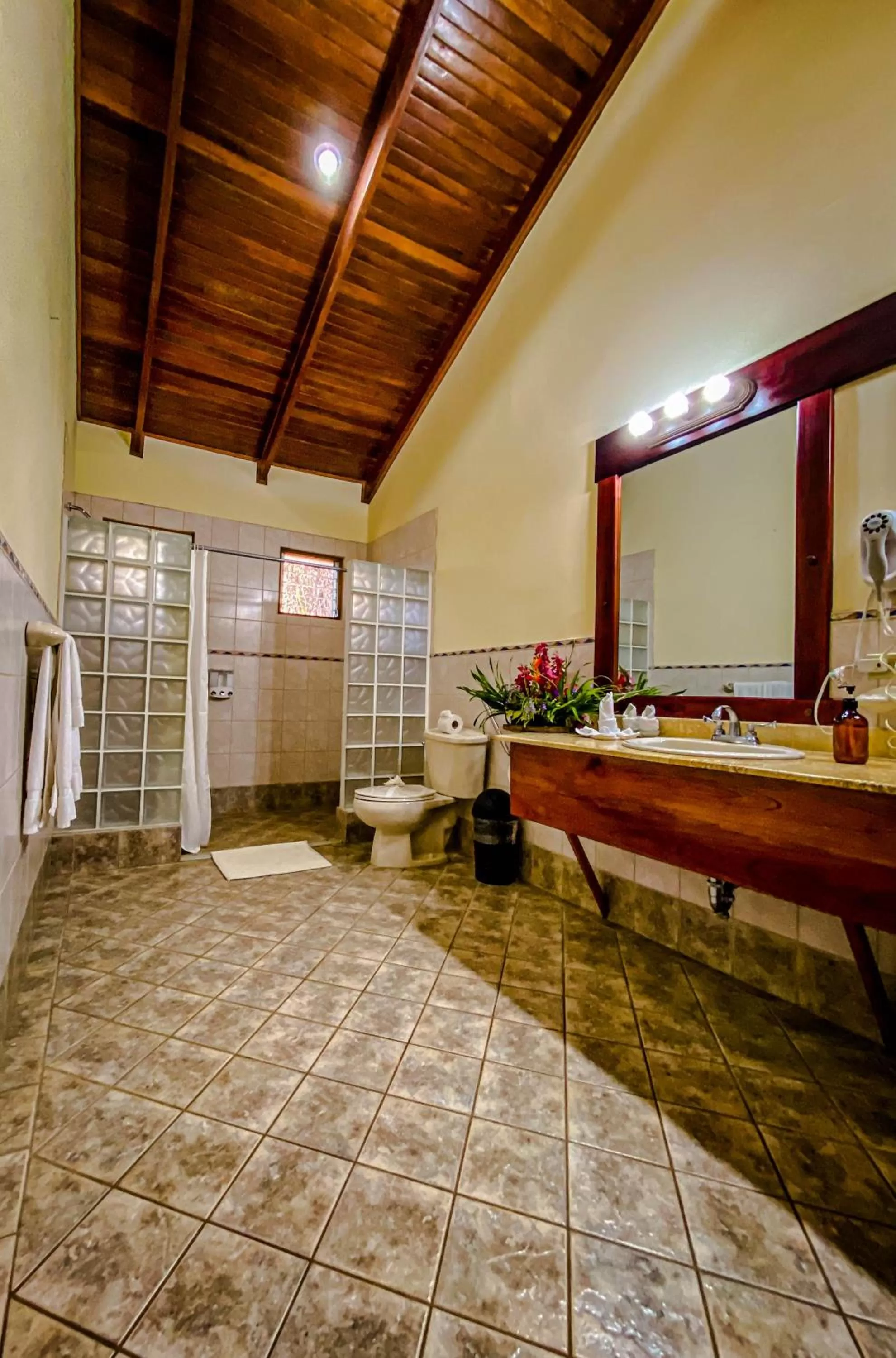 Bathroom in Jaco Hotel DoceLunas