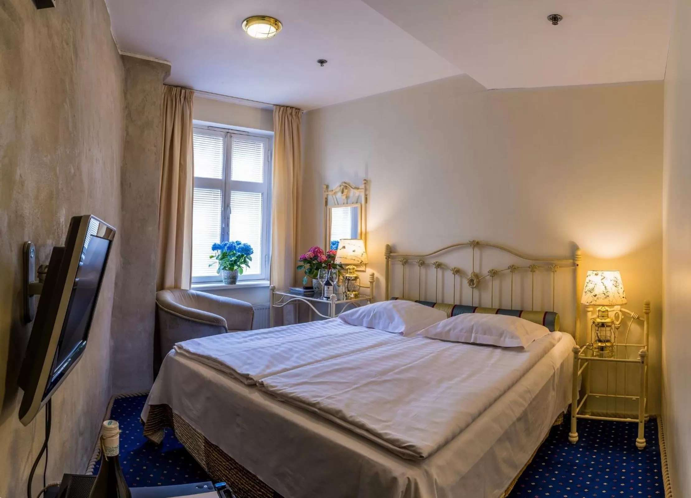 Bedroom, Bed in CRU Hotel